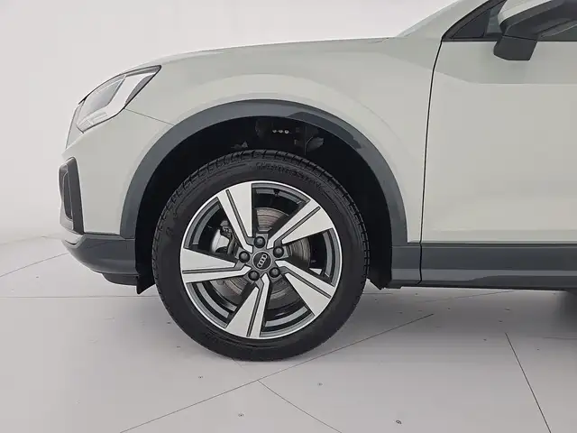 Audi Q2 view 8