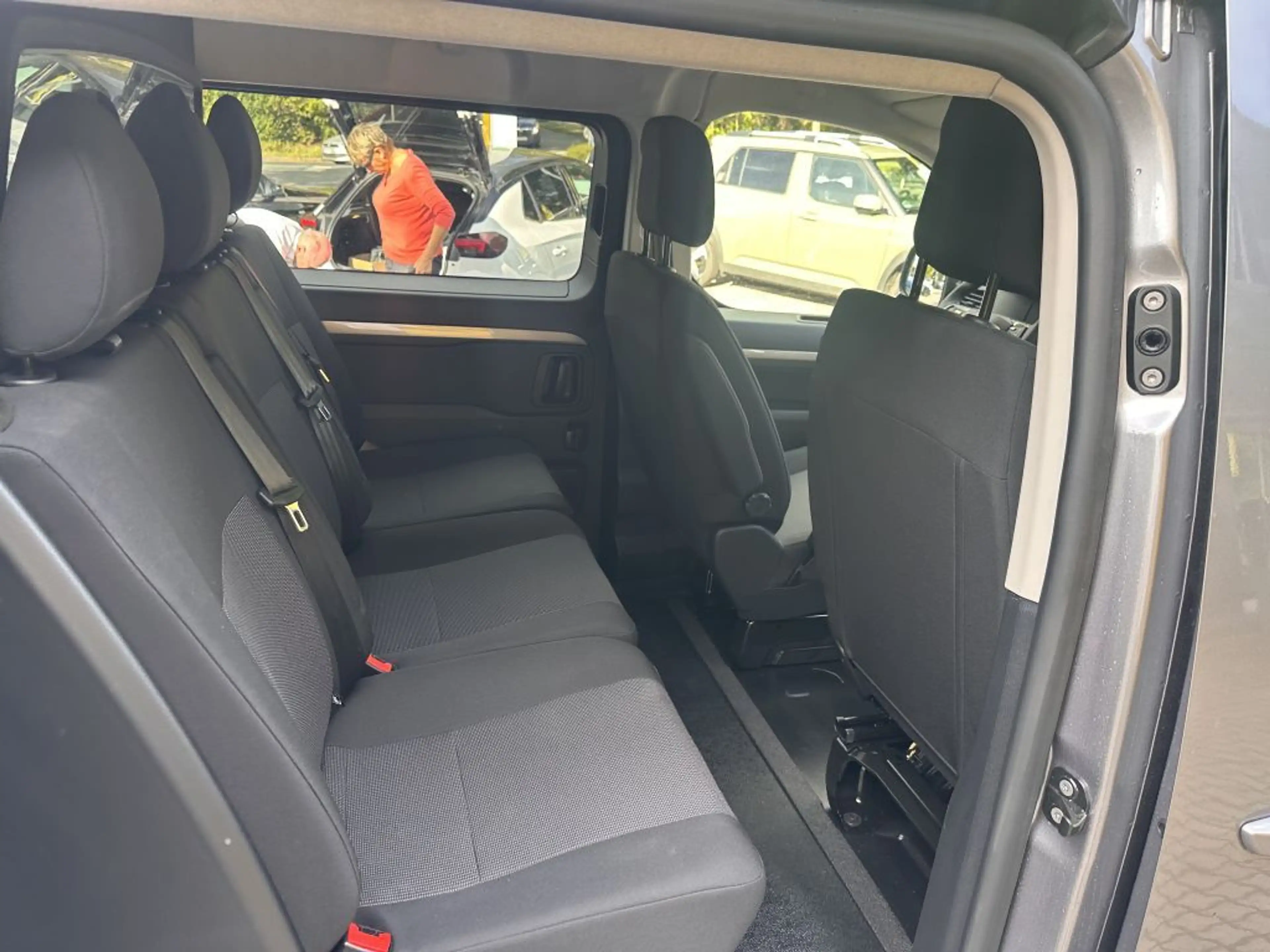 Opel Vivaro 2.2 Diesel DOKA 5-Sitzer 2 Schiebetüren — photo 13