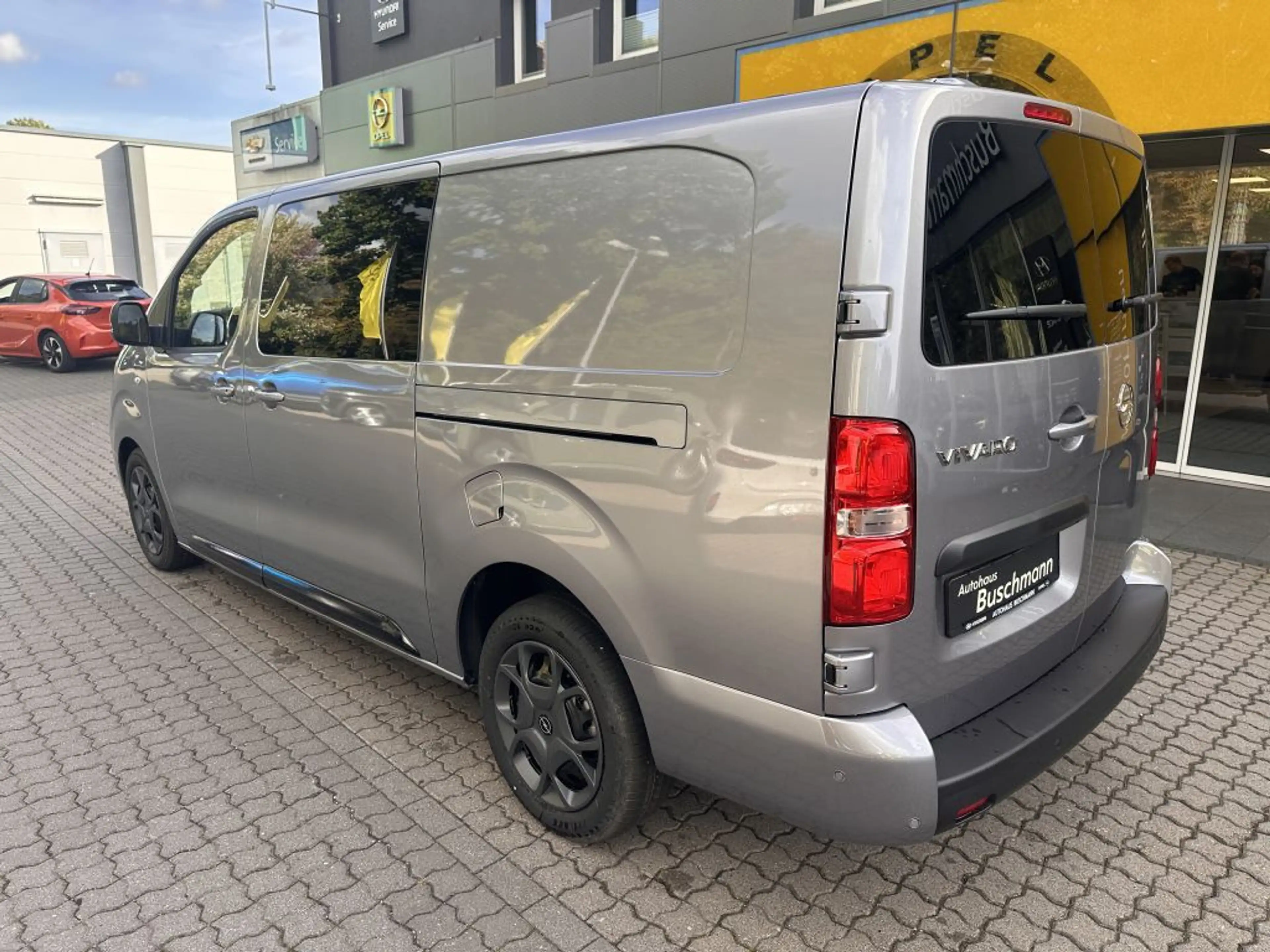 Opel Vivaro 2.2 Diesel DOKA 5-Sitzer 2 Schiebetüren — photo 6