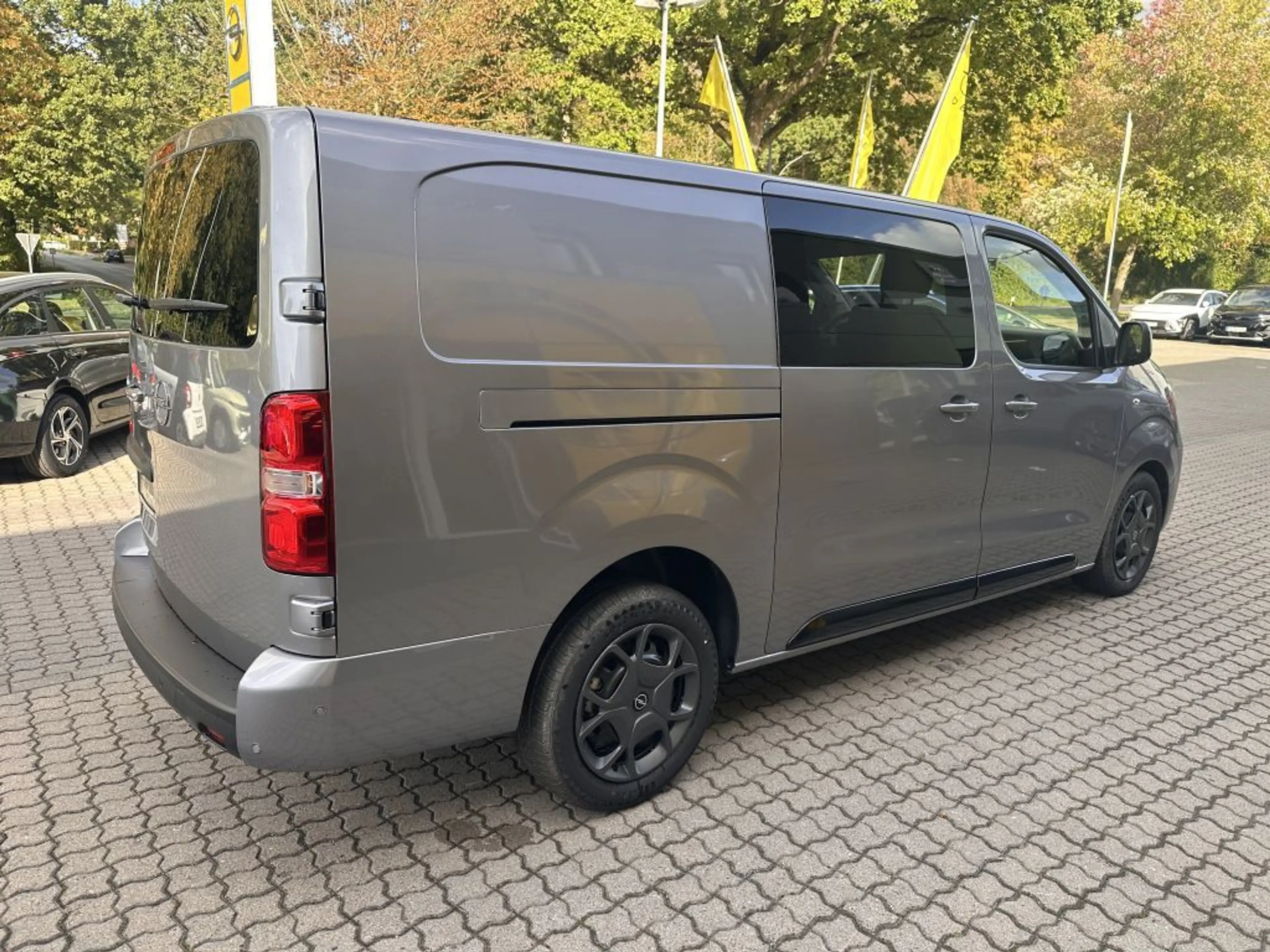 Opel Vivaro 2.2 Diesel DOKA 5-Sitzer 2 Schiebetüren — photo 4