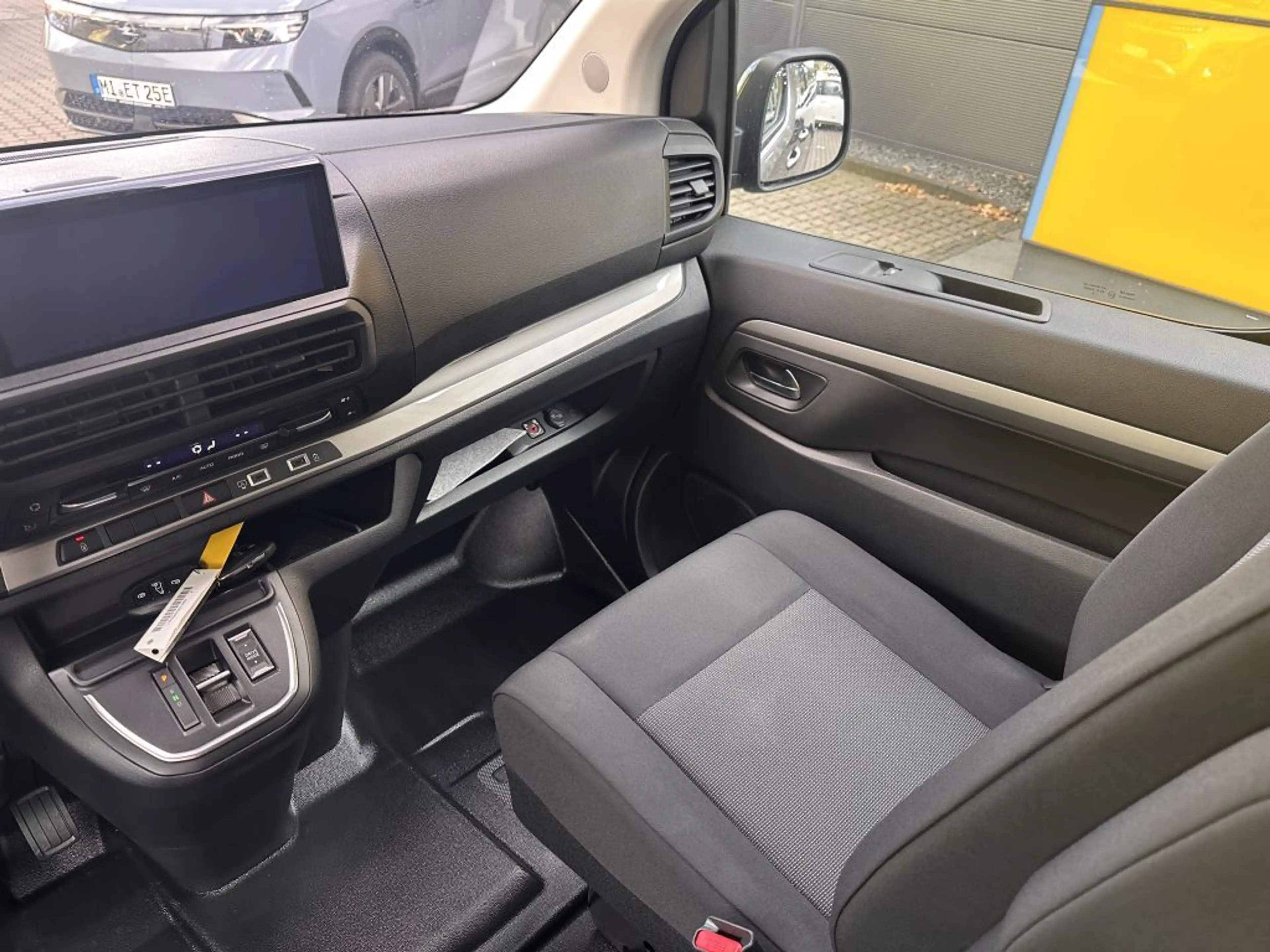 Opel Vivaro 2.2 Diesel DOKA 5-Sitzer 2 Schiebetüren — photo 11
