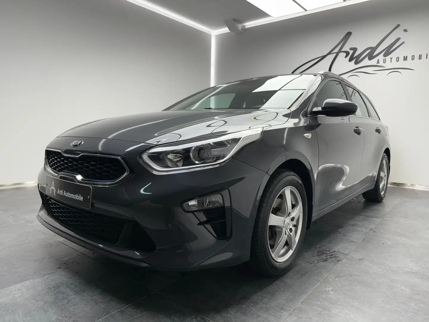 Kia Ceed SW / cee'd SW 1.4i *GARANTIE*CAMERA*BLUETOOTH*GPS*CAPTEURS* Grijs - 1