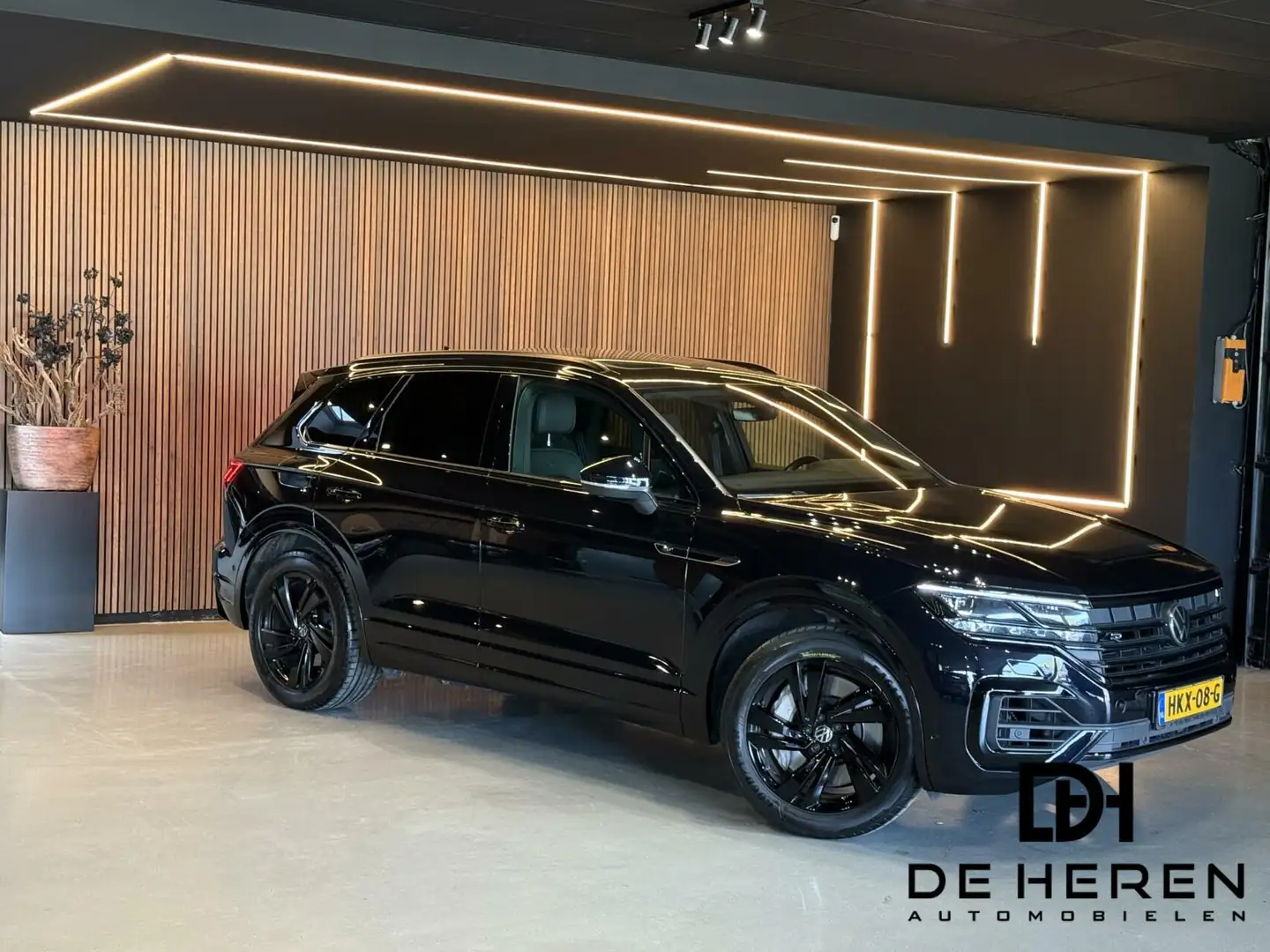 Volkswagen Touareg 3.0 TSi 4MOTION R PANO 360 462pk Zwart - 2