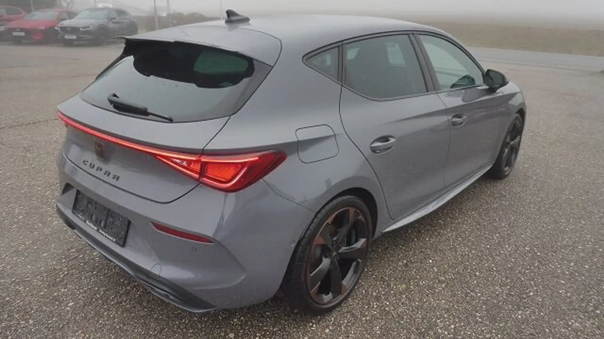 CUPRA Leon 2.0 TSI DSG 190 PS Aut. Grau - 2