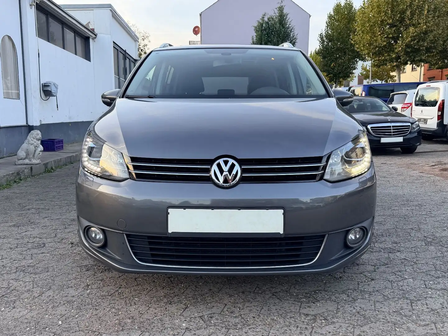 Volkswagen Touran 2.0 TDI Highline DSG Navi Leder Bi-Xenon Grau - 2