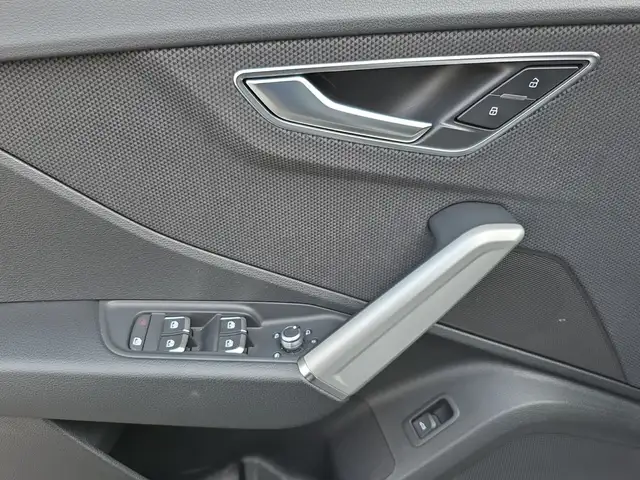Audi Q2 view 8