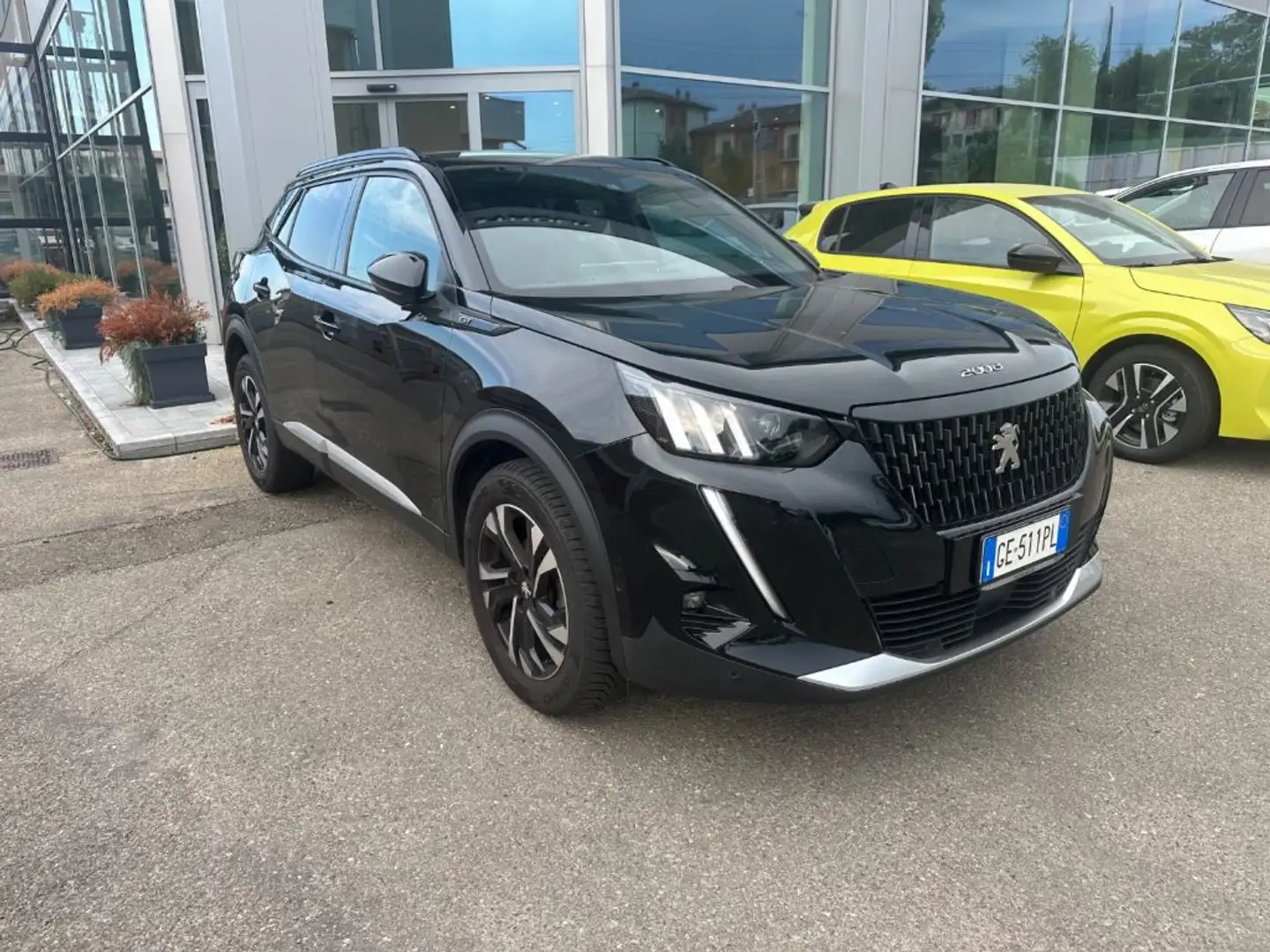Peugeot 2008 PureTech 130 S&S GT Zwart - 2