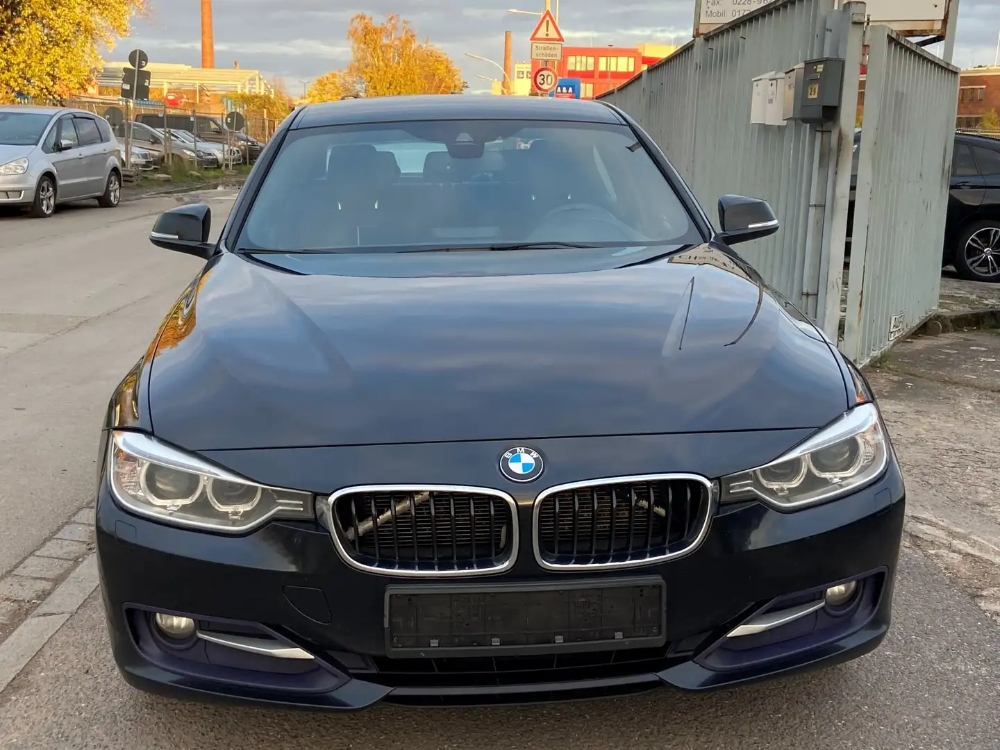 BMW 320 320 d Sport Aut./Navi/Parksensoren/Scheckheft Noir - 2