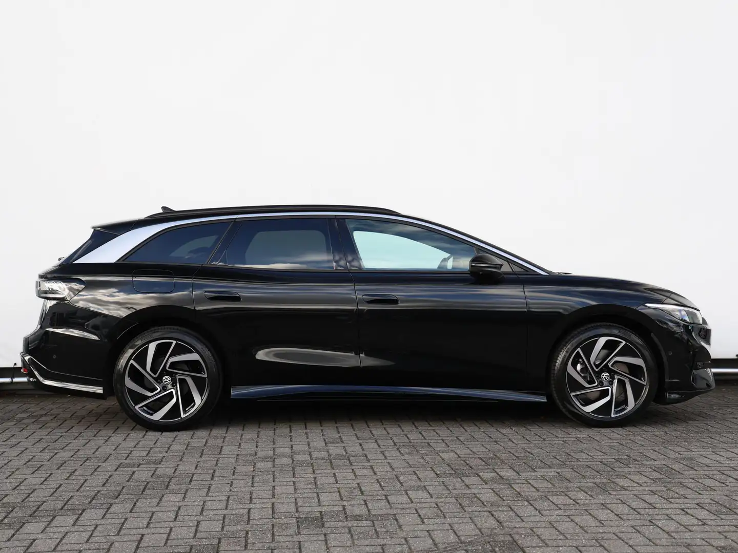 Volkswagen ID.7 Tourer Pro Business 77 kWh | Navigatie | Trekhaak Fekete - 2