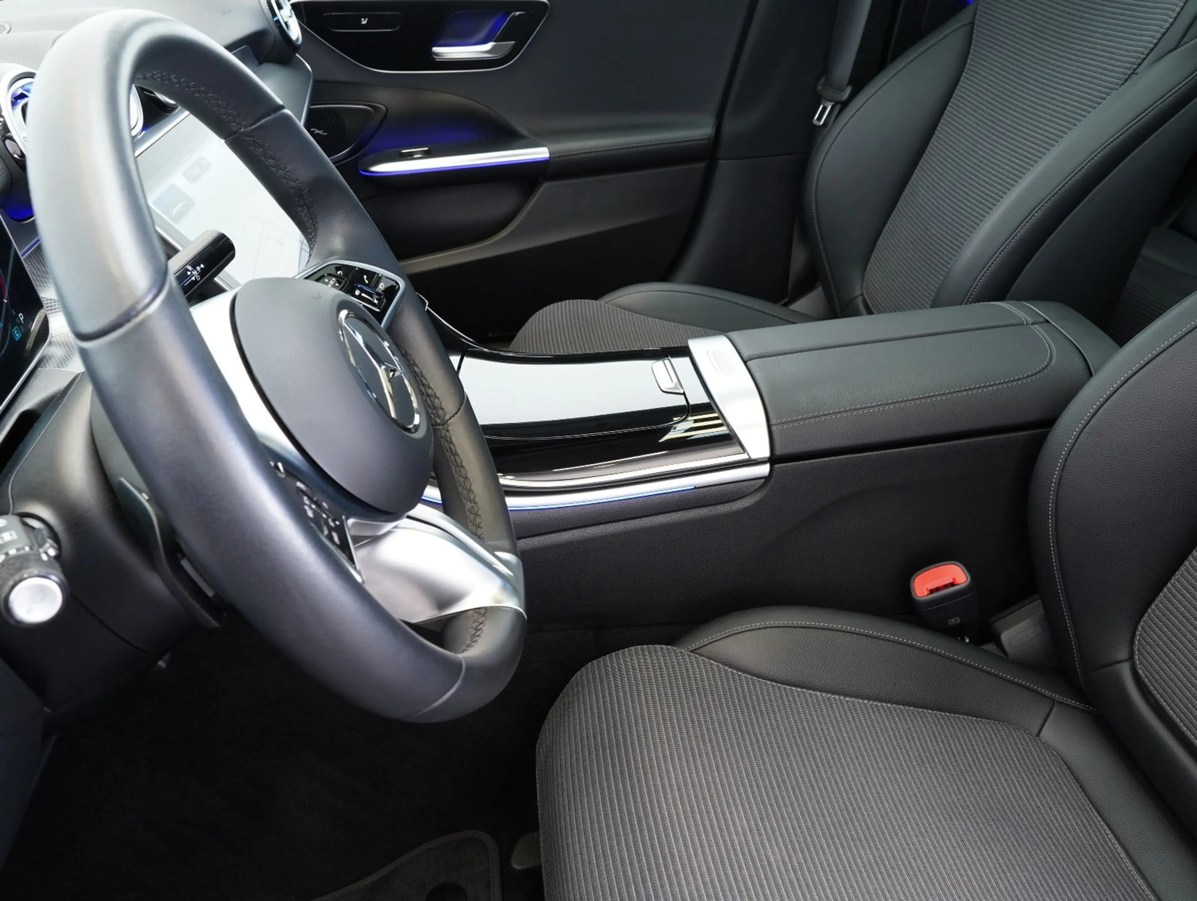 Mercedes-Benz C 200 d T Avantgarde NIGHT/LM18"/PANO/AMBI/MBUX — photo 7