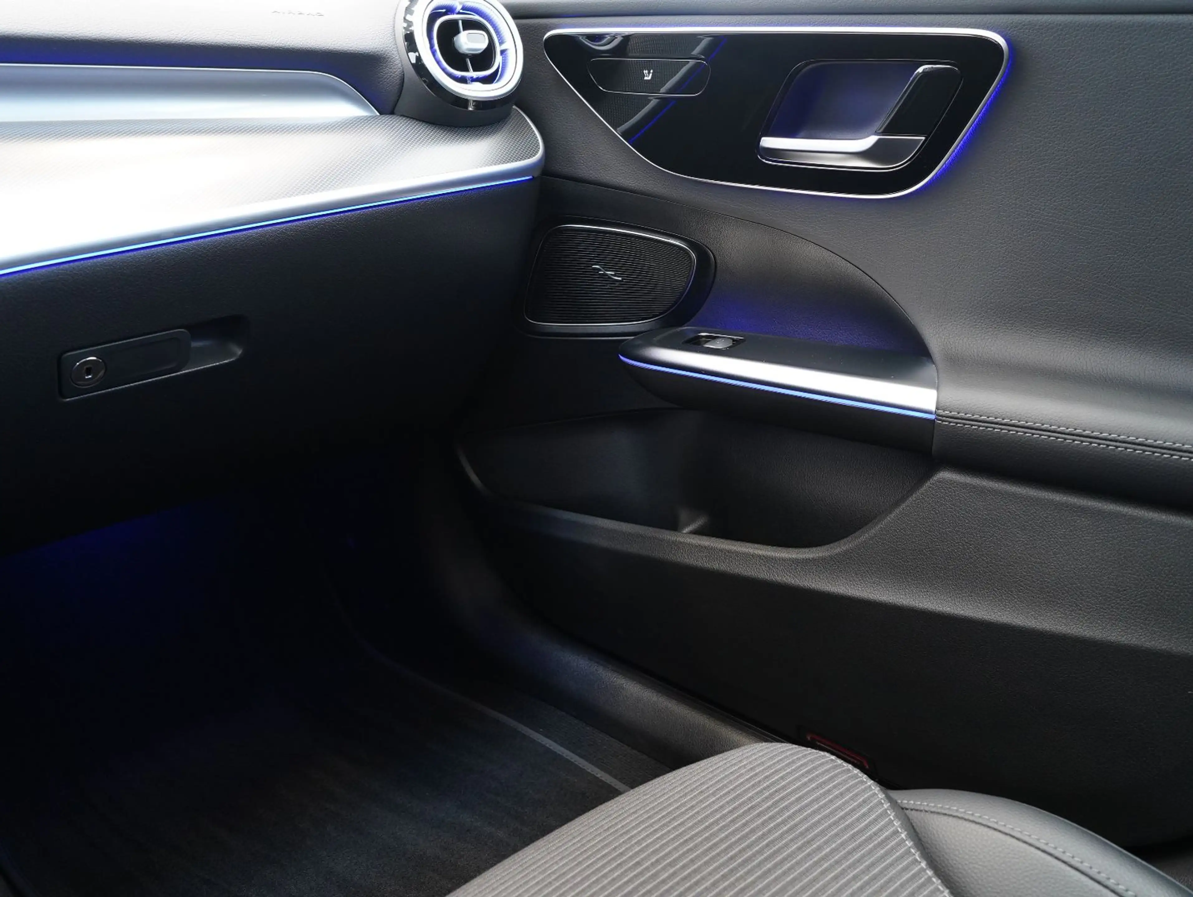Mercedes-Benz C 200 d T Avantgarde NIGHT/LM18"/PANO/AMBI/MBUX — photo 11