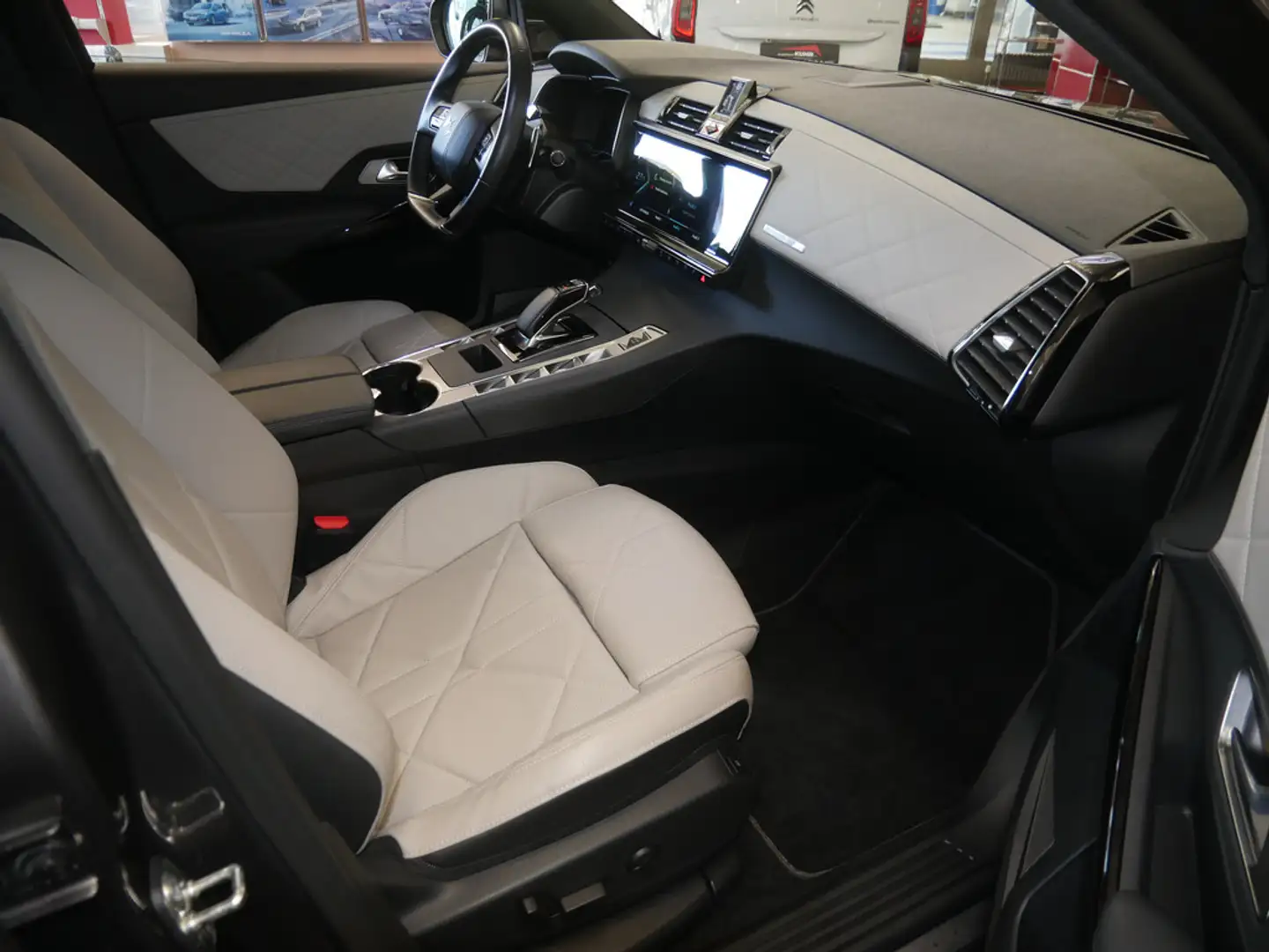 DS Automobiles DS 7 Crossback E-Tense Rivoli 4x4 LED PANO Grau - 2