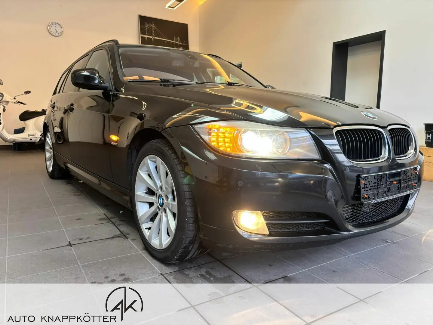 BMW 320 3er - 320 d DPF/X-Drive/ Navi/Klima/Xenon/MF-Lenkr Nero - 2