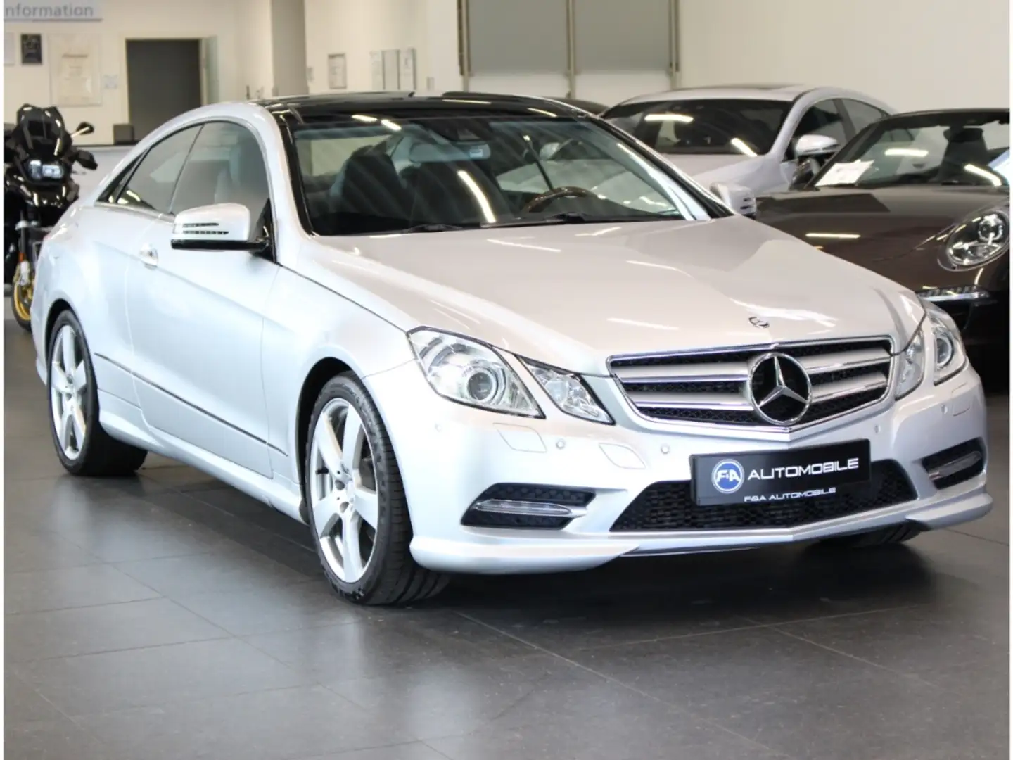 Mercedes-Benz E 350 Coupe  CDI BlueEfficiency*AMG Line*Pano* Silber - 2