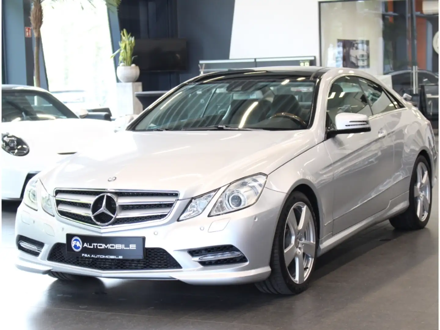 Mercedes-Benz E 350 Coupe  CDI BlueEfficiency*AMG Line*Pano* Silber - 1