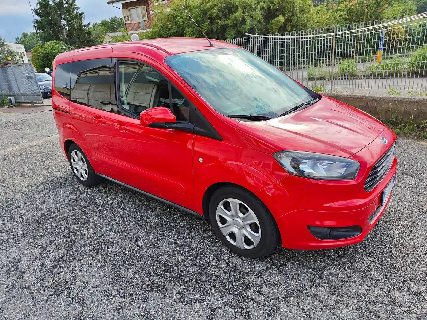 Ford Tourneo Courier N1 Autocarro 4 posti Rood - 1