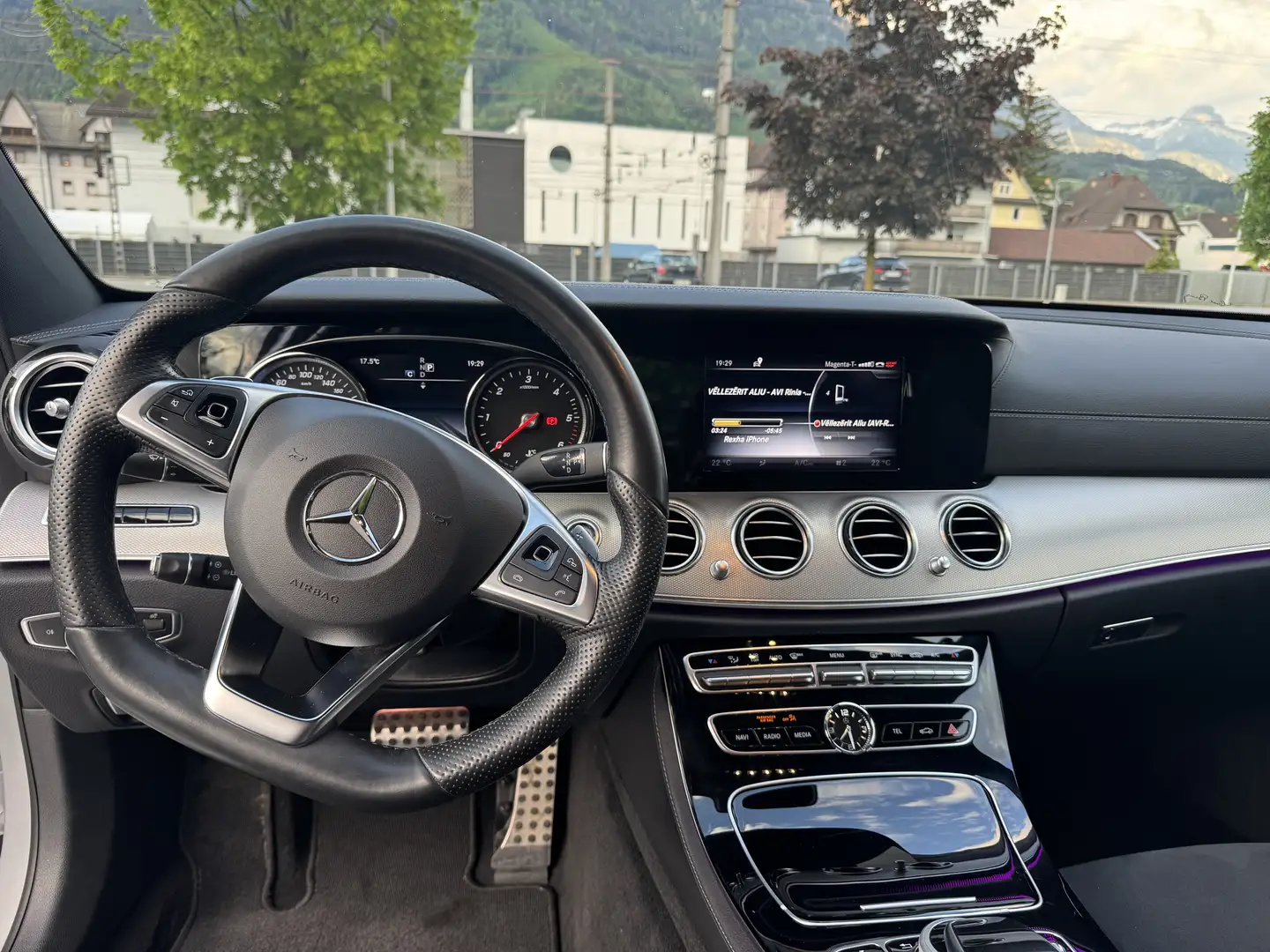 Mercedes-Benz E 220 220d AMG Line Silber - 1