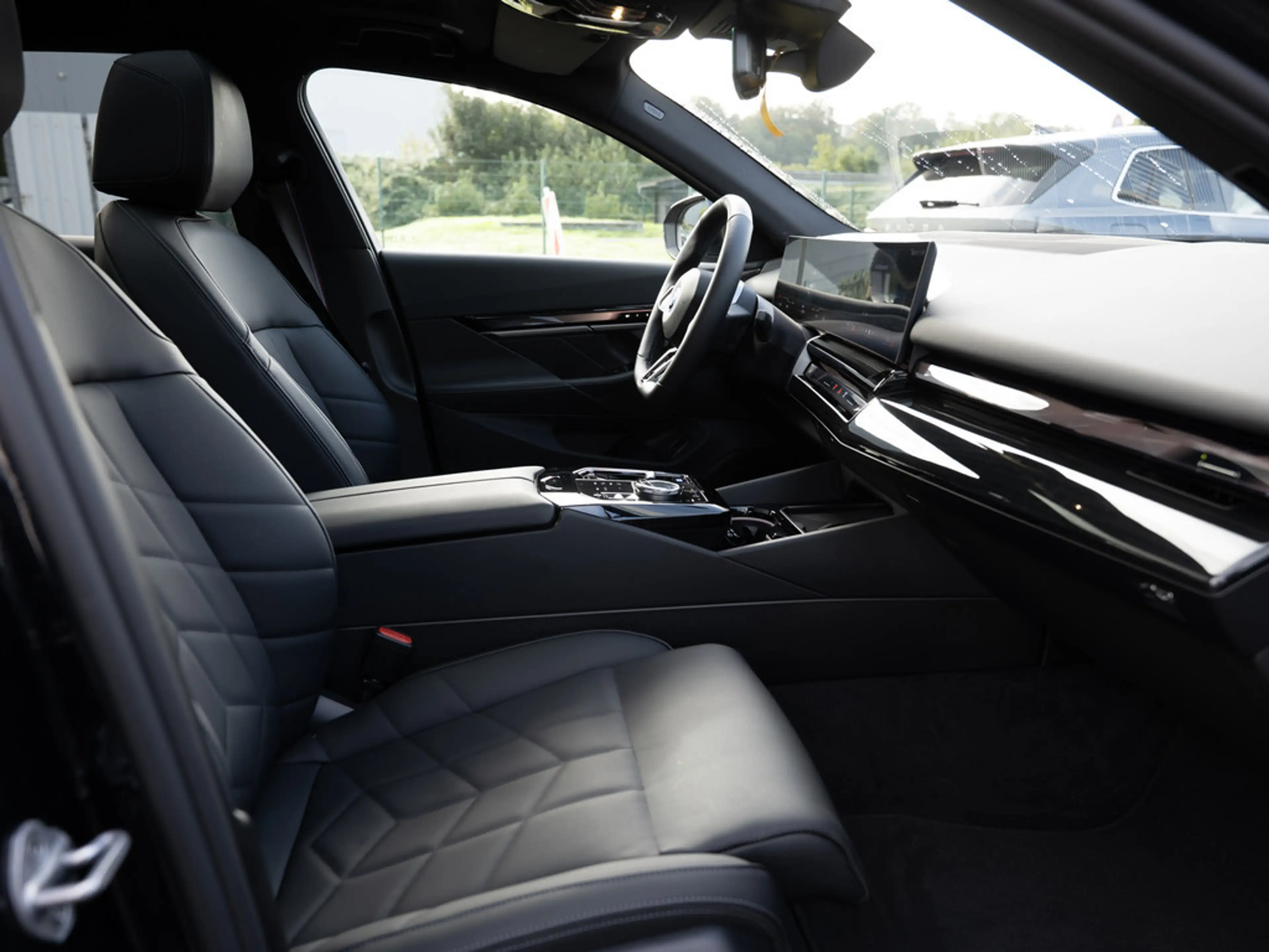 BMW i5 Touring 40 xDrive M-Sport Pro PANO AHK B&W — photo 8