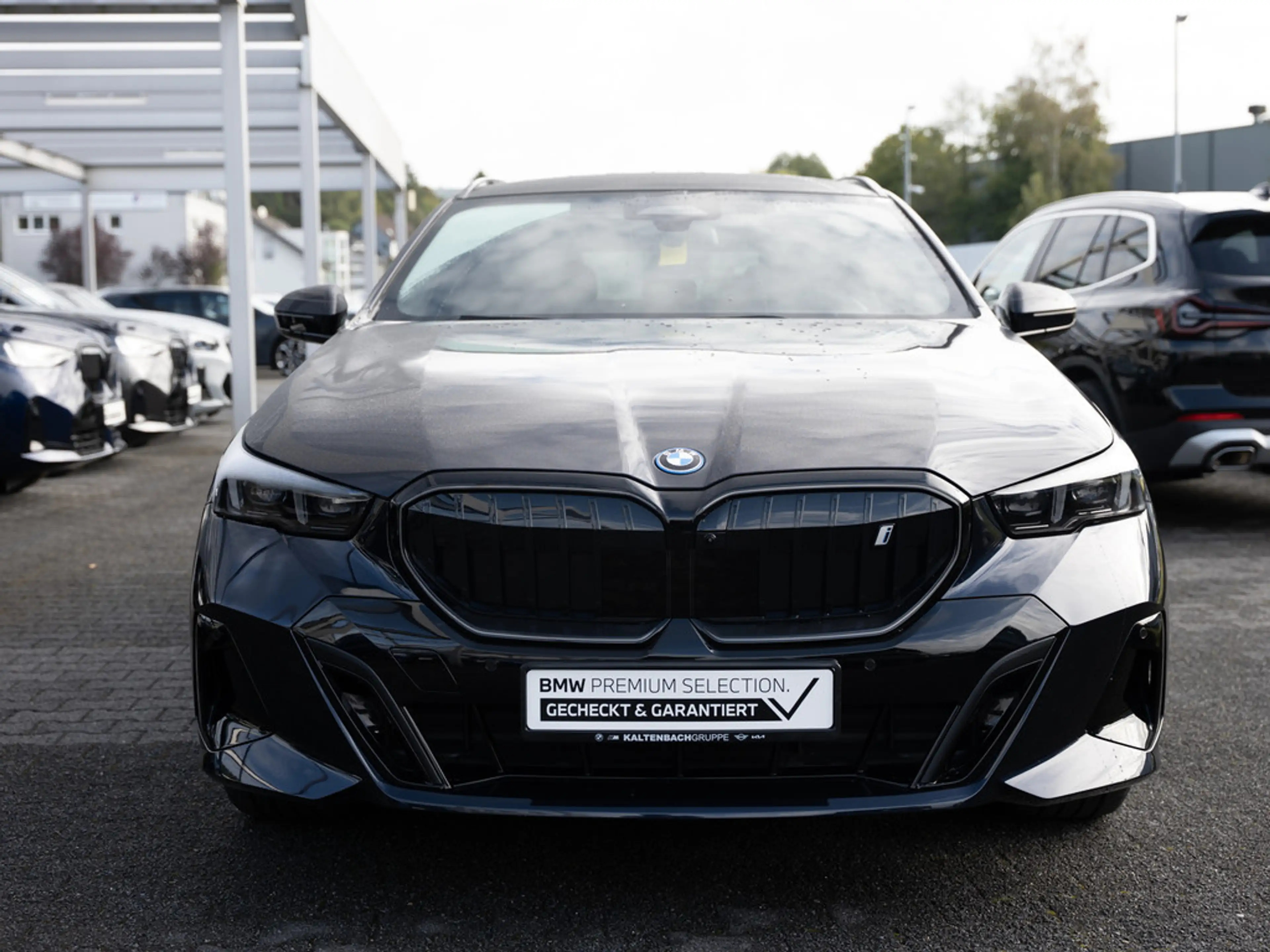 BMW i5 Touring 40 xDrive M-Sport Pro PANO AHK B&W — photo 3