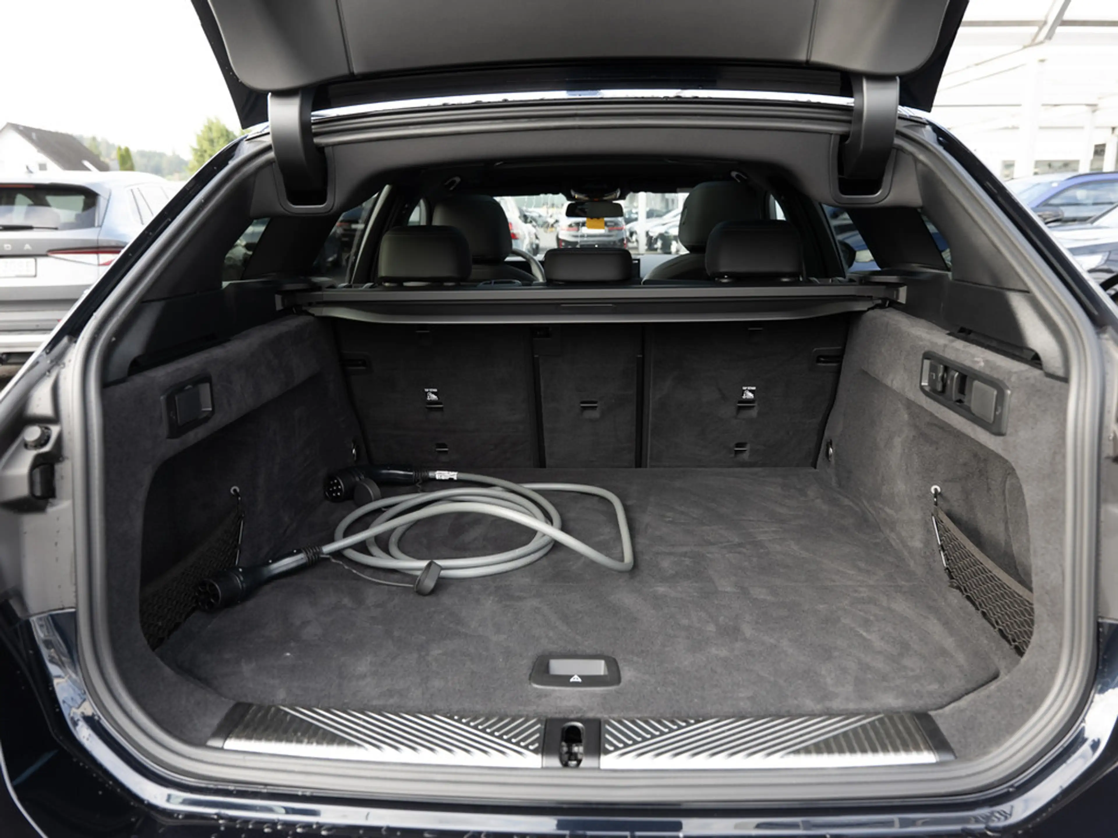 BMW i5 Touring 40 xDrive M-Sport Pro PANO AHK B&W — photo 12