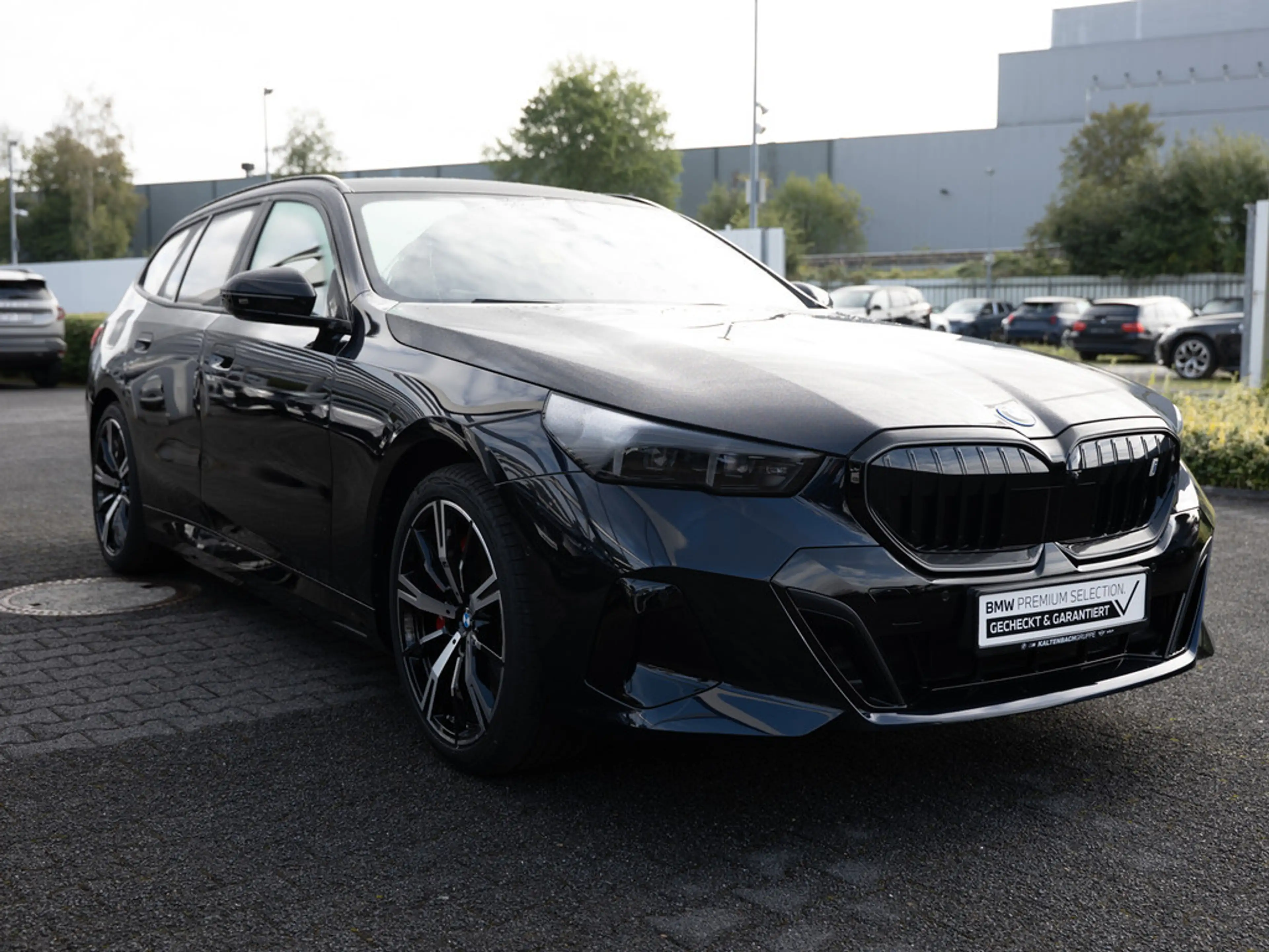 BMW i5 Touring 40 xDrive M-Sport Pro PANO AHK B&W — photo 4
