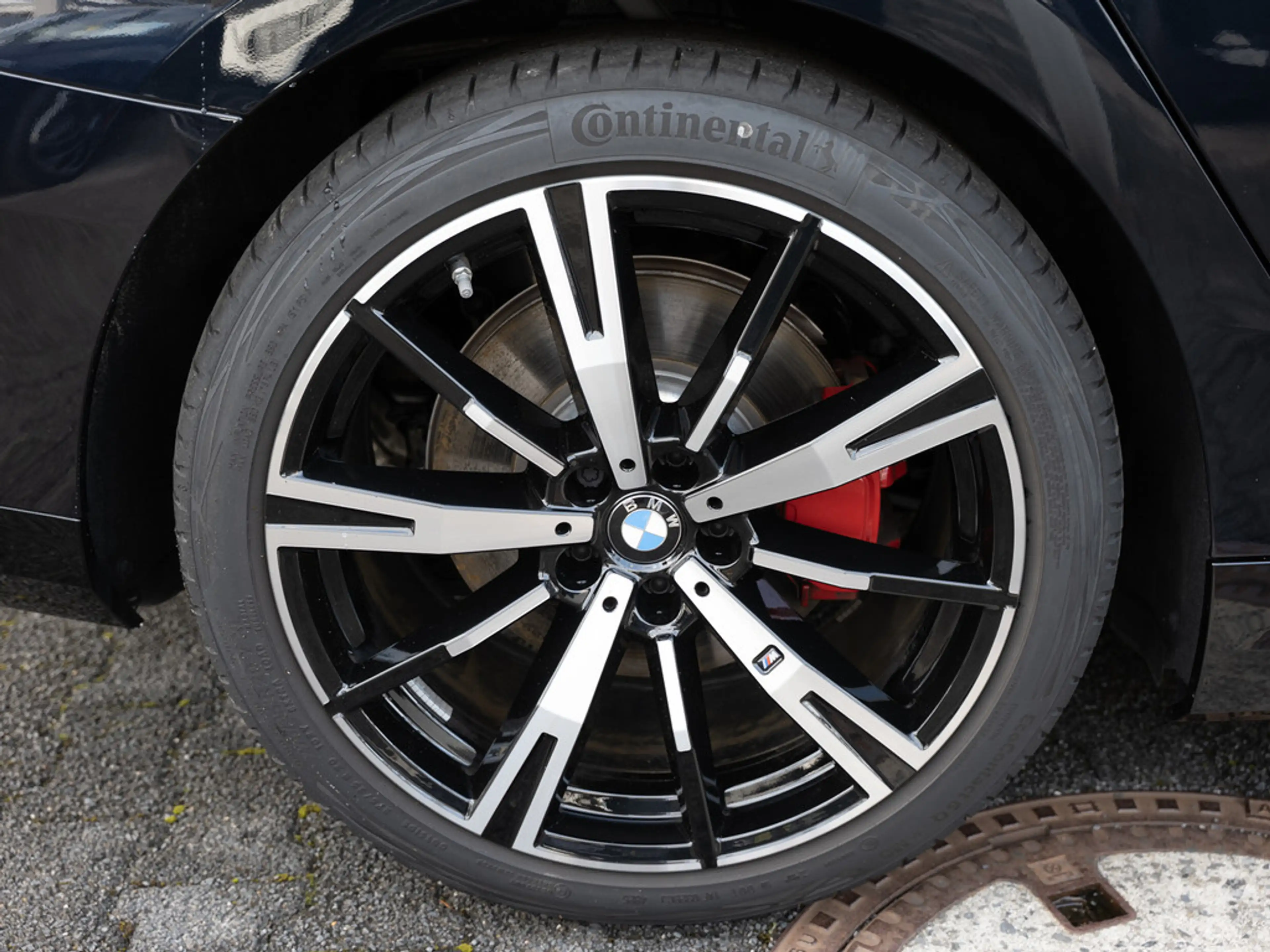 BMW i5 Touring 40 xDrive M-Sport Pro PANO AHK B&W — photo 10
