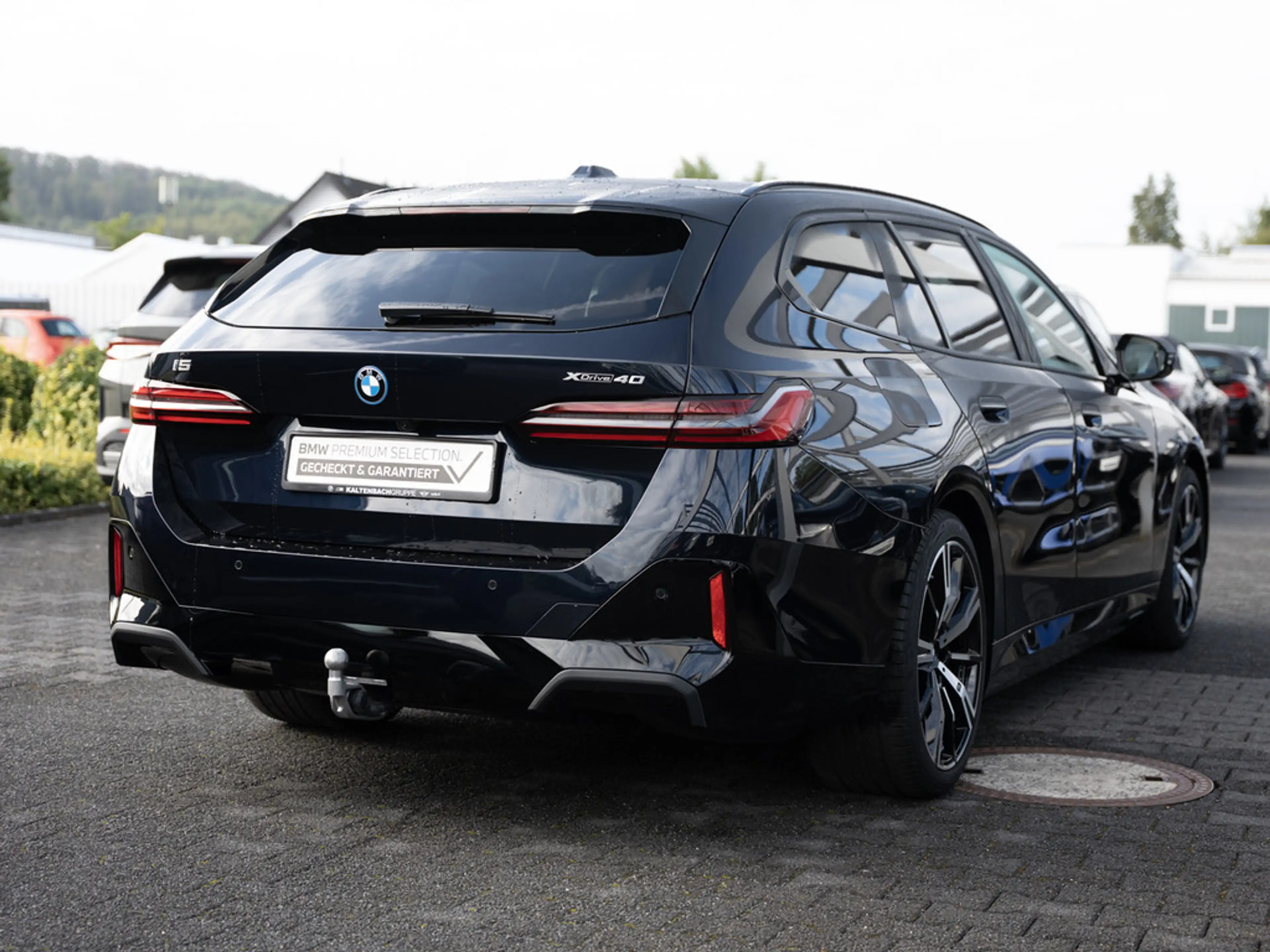BMW i5 Touring 40 xDrive M-Sport Pro PANO AHK B&W — photo 5