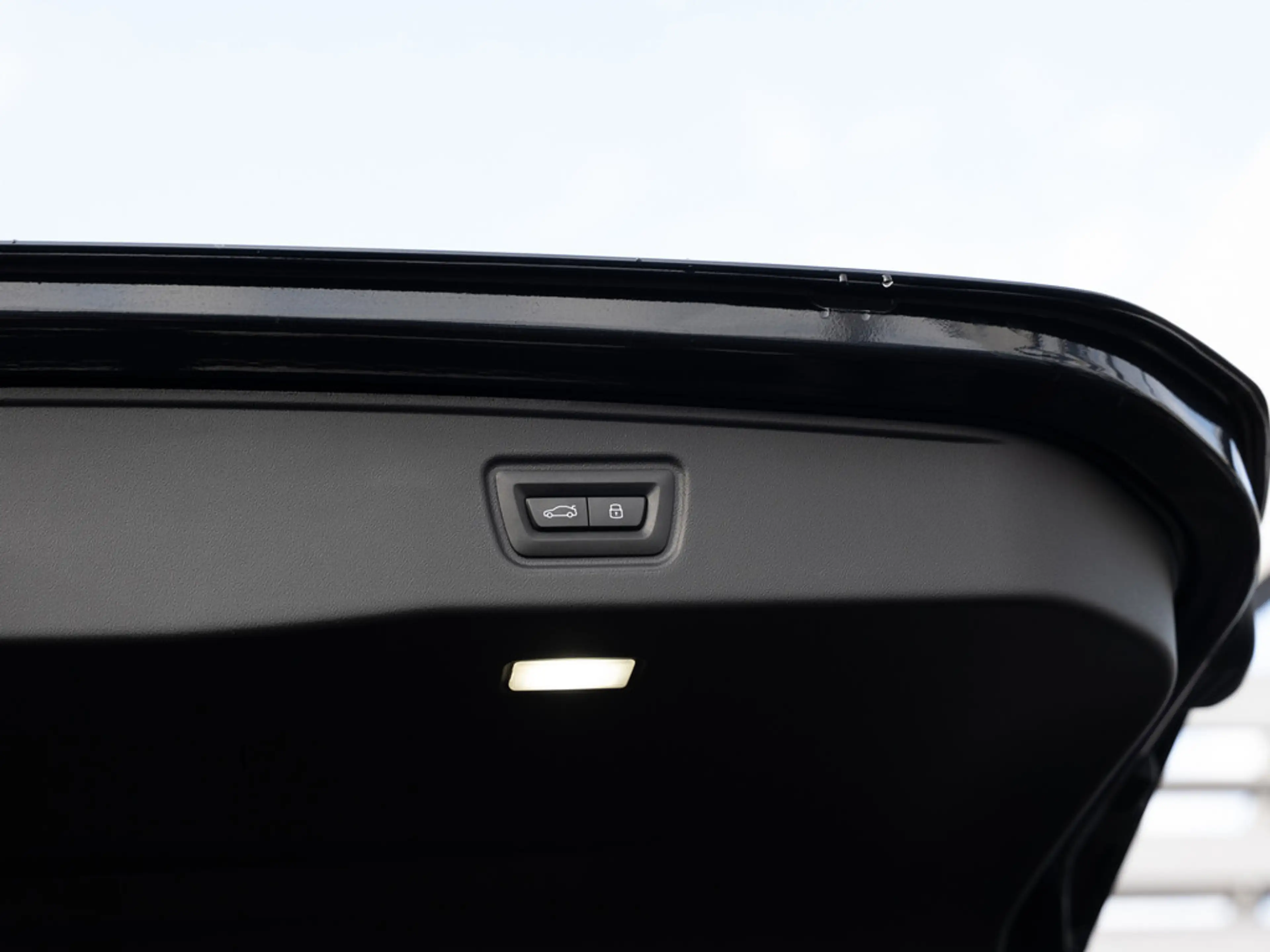 BMW i5 Touring 40 xDrive M-Sport Pro PANO AHK B&W — photo 13