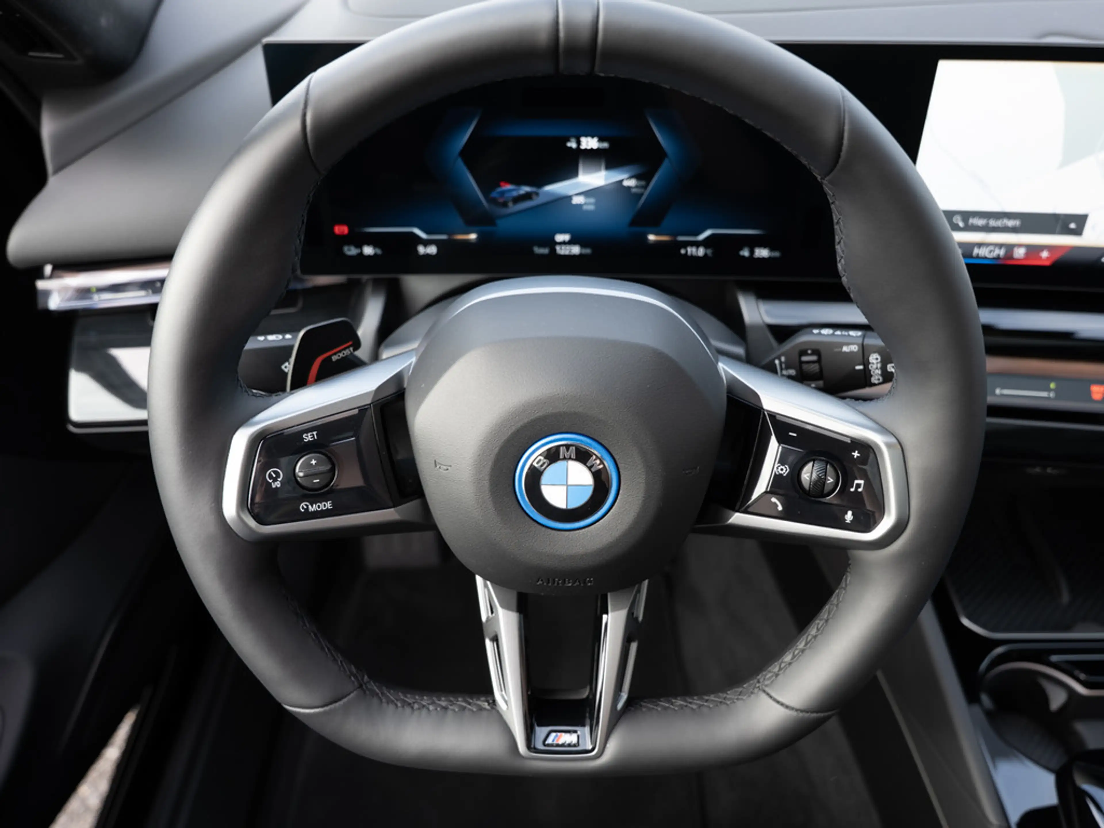 BMW i5 Touring 40 xDrive M-Sport Pro PANO AHK B&W — photo 14