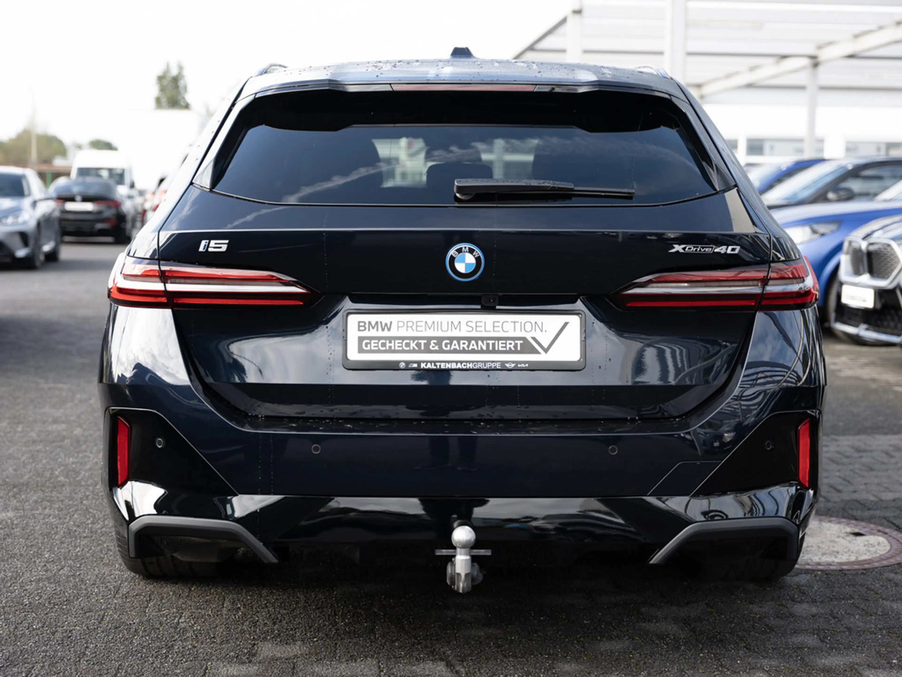 BMW i5 Touring 40 xDrive M-Sport Pro PANO AHK B&W — photo 6