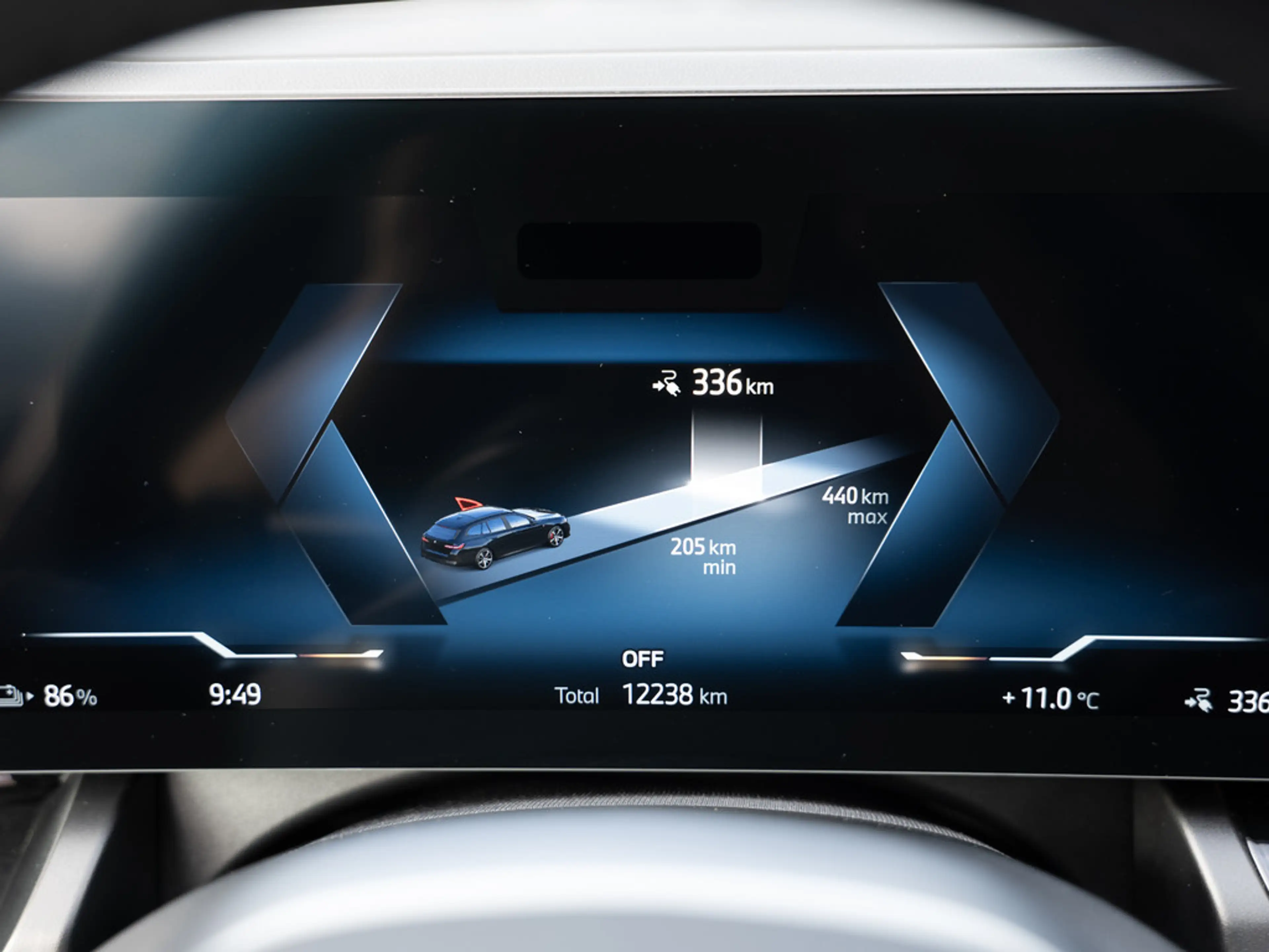 BMW i5 Touring 40 xDrive M-Sport Pro PANO AHK B&W — photo 15