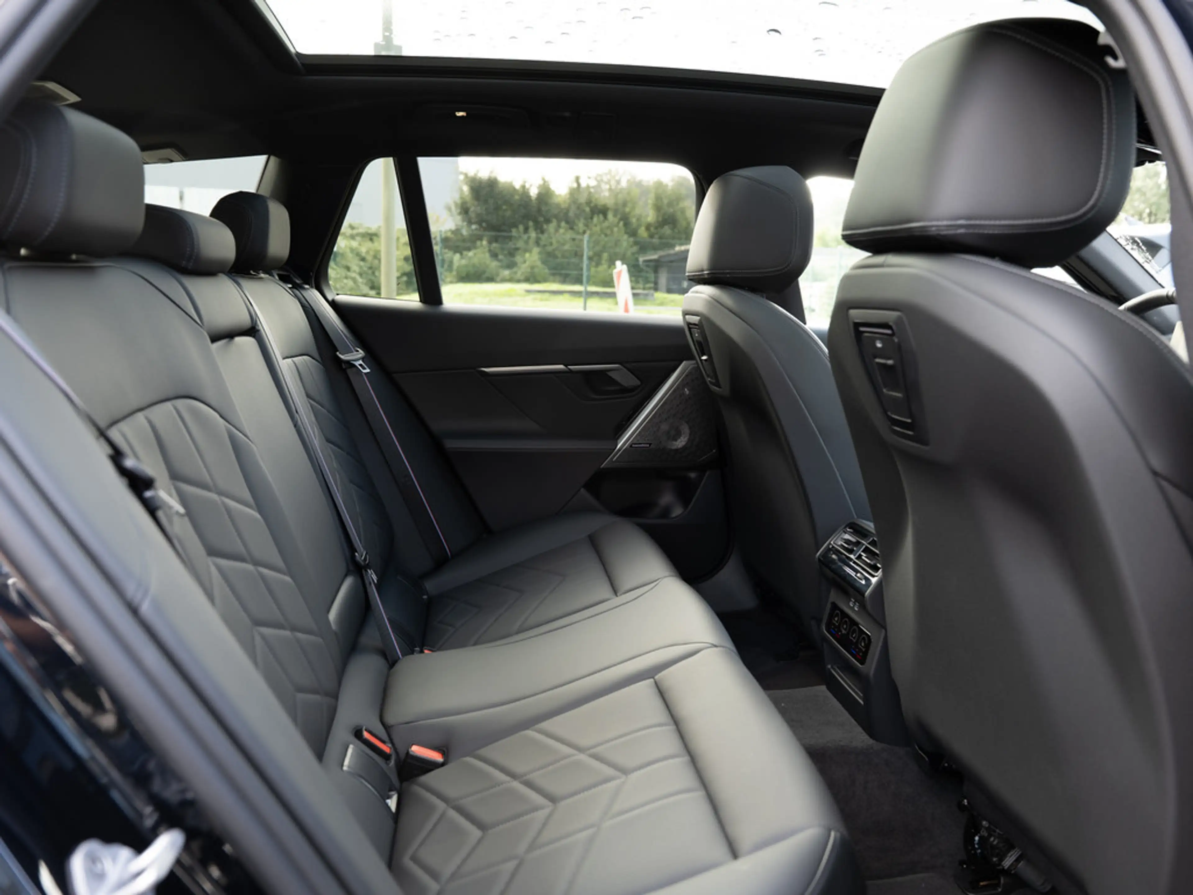 BMW i5 Touring 40 xDrive M-Sport Pro PANO AHK B&W — photo 9