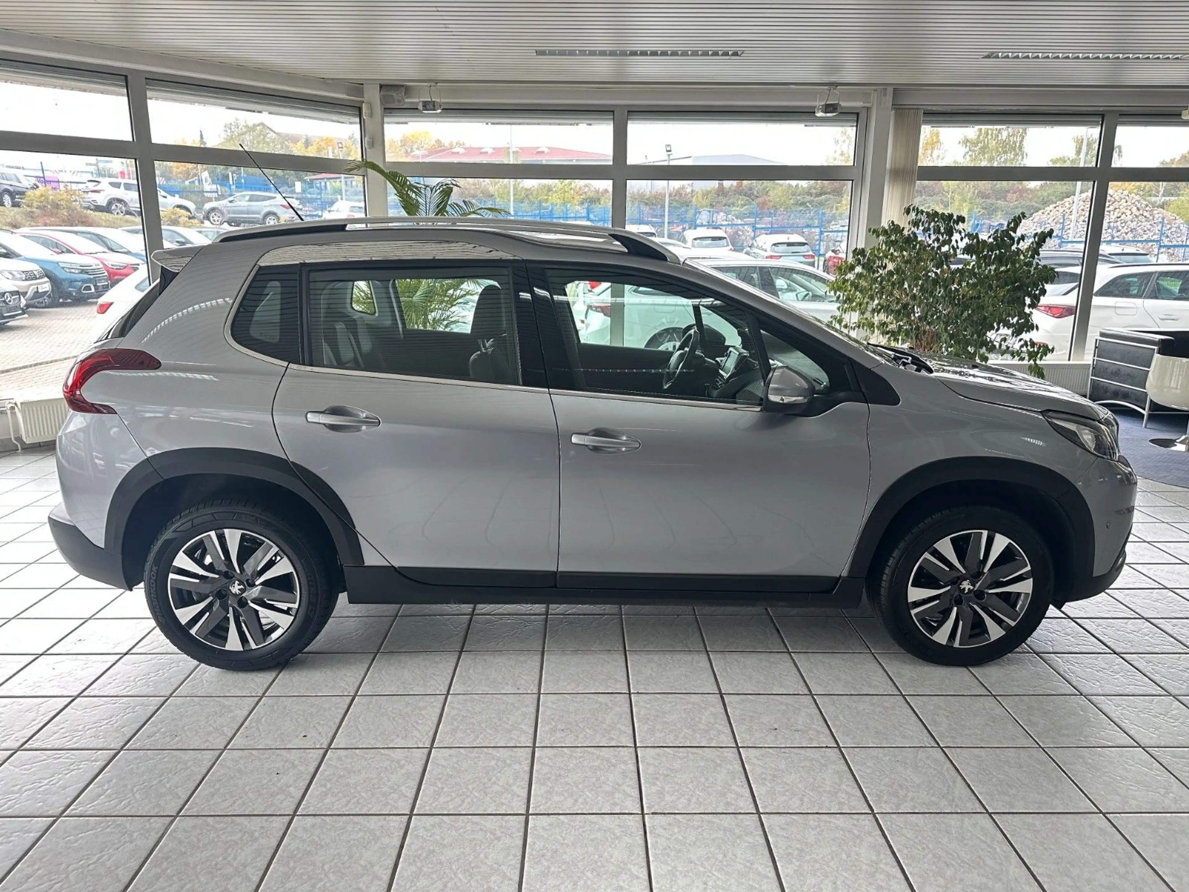 Peugeot 2008 Allure*Kamera*CarPlay*Tempo*PDC*SHZ*DAB* — photo 4