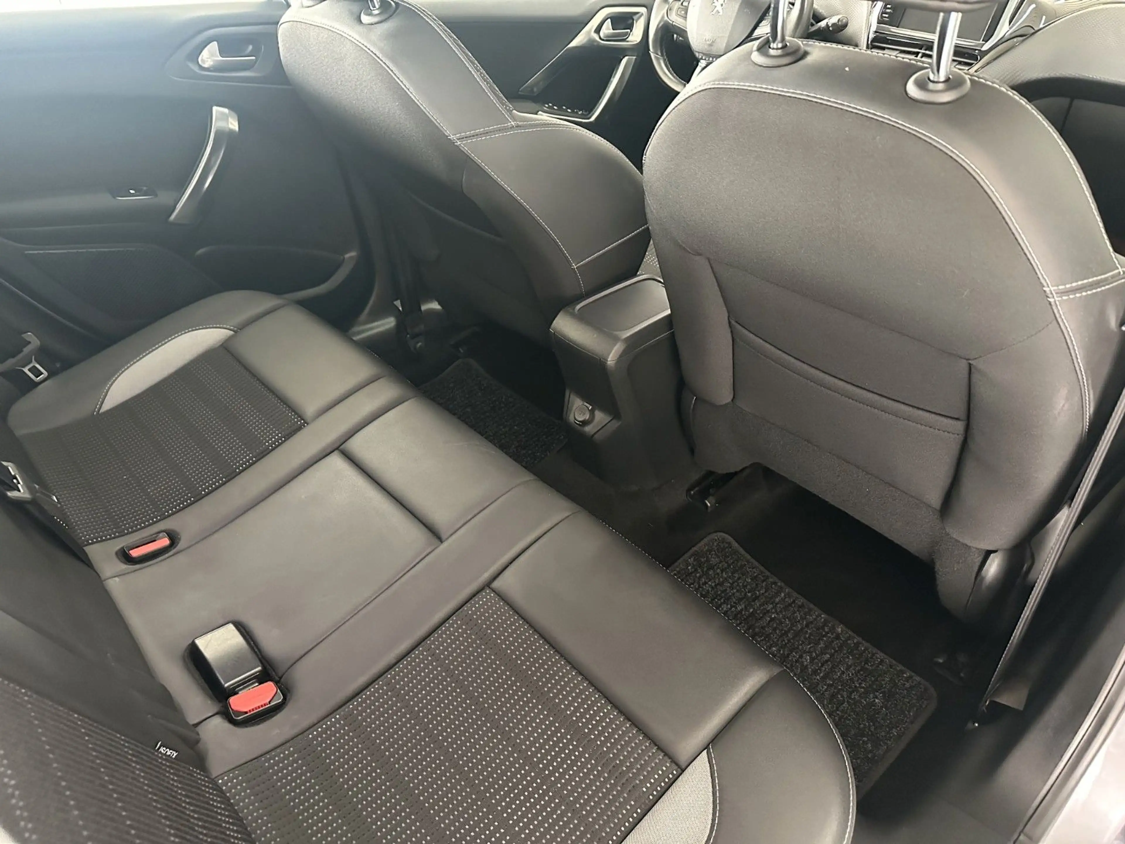 Peugeot 2008 Allure*Kamera*CarPlay*Tempo*PDC*SHZ*DAB* — photo 13