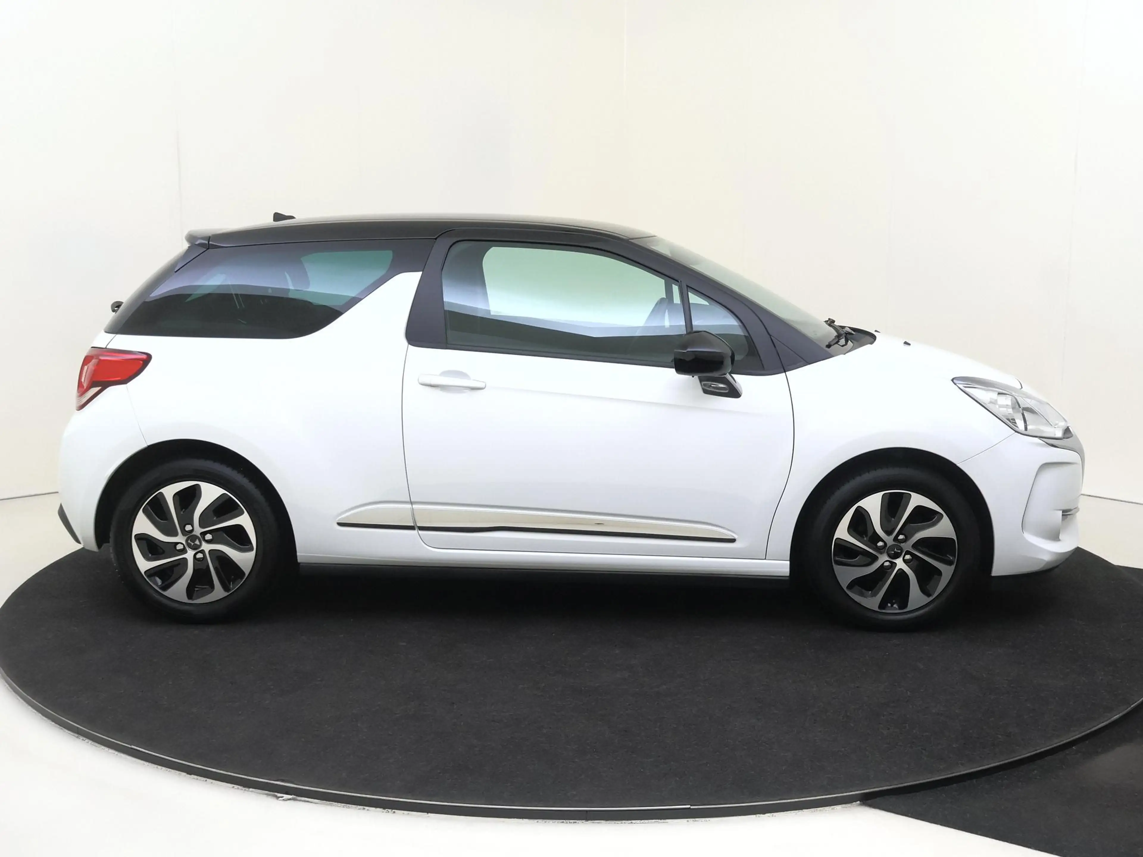 DS Automobiles DS 3 1.2 PureTech So Chic | Lichtmetalen velgen | Airco — photo 9