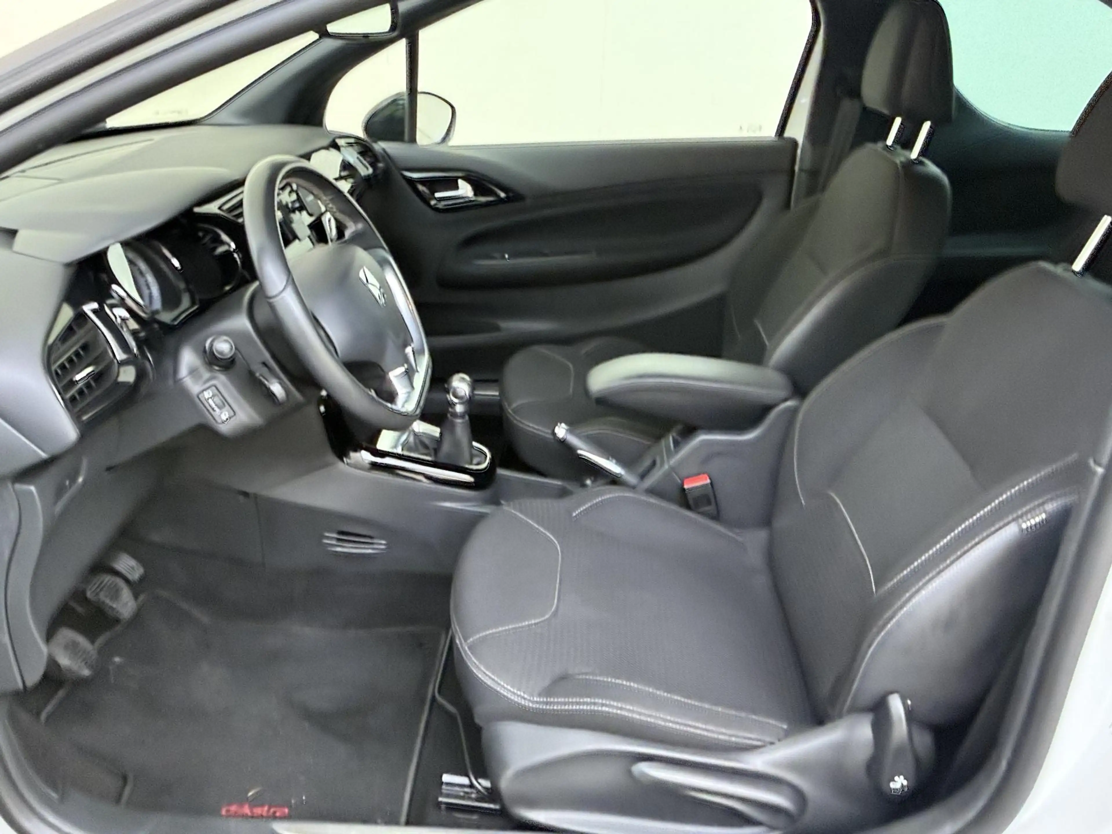 DS Automobiles DS 3 1.2 PureTech So Chic | Lichtmetalen velgen | Airco — photo 11
