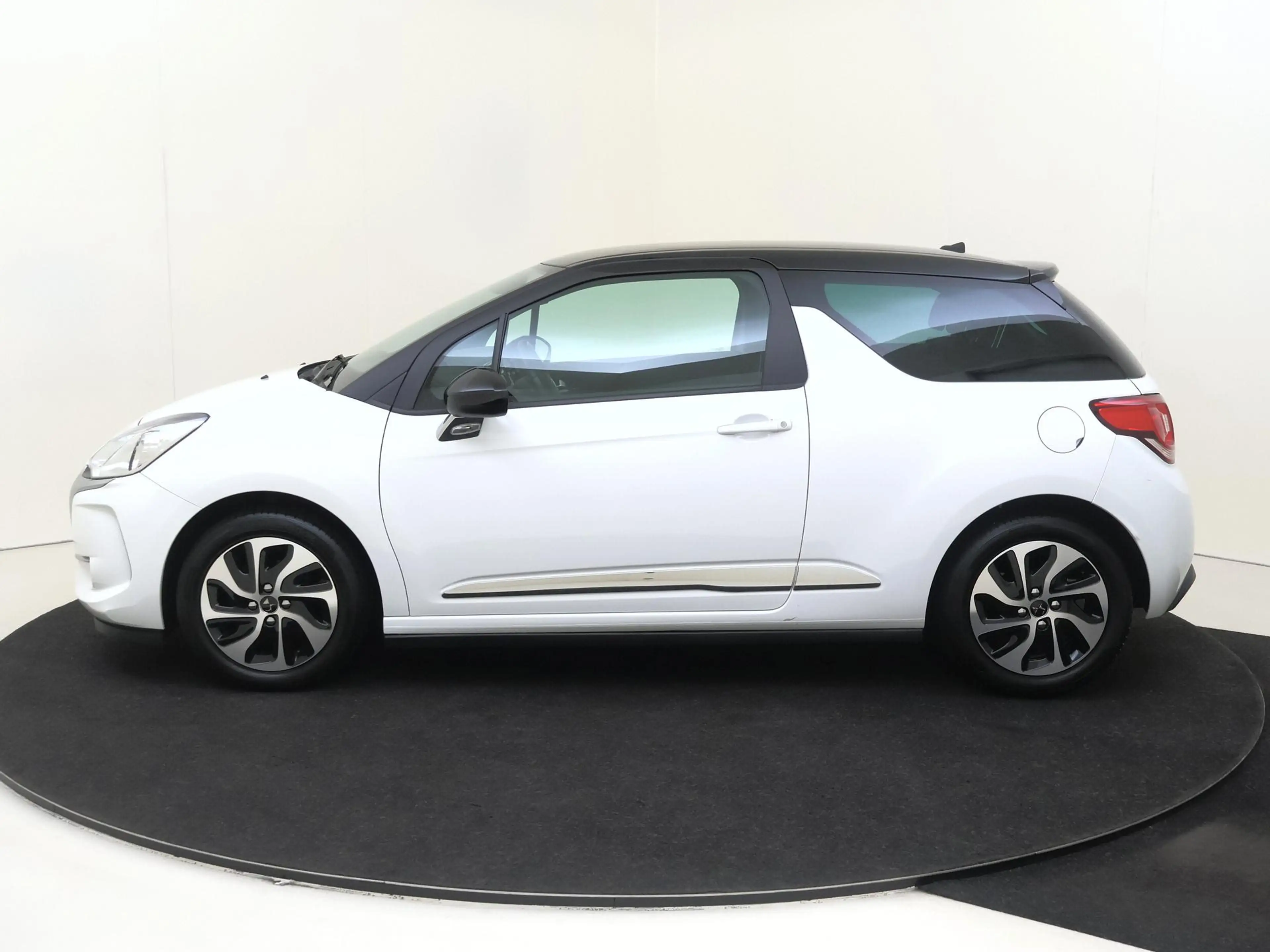 DS Automobiles DS 3 1.2 PureTech So Chic | Lichtmetalen velgen | Airco — photo 8