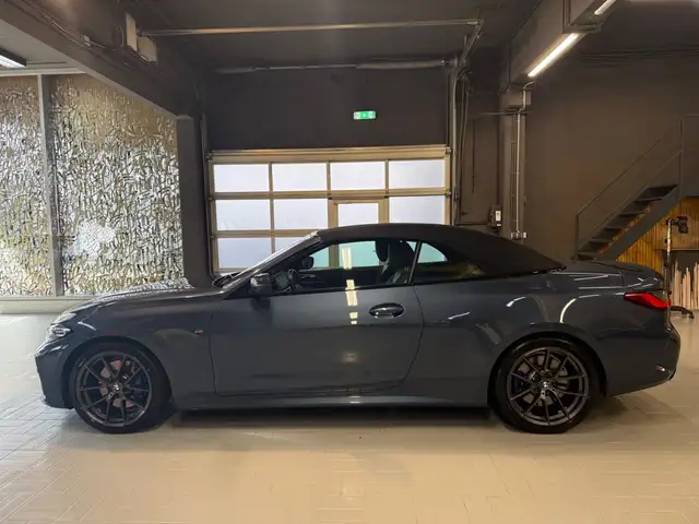 BMW M4 view 3