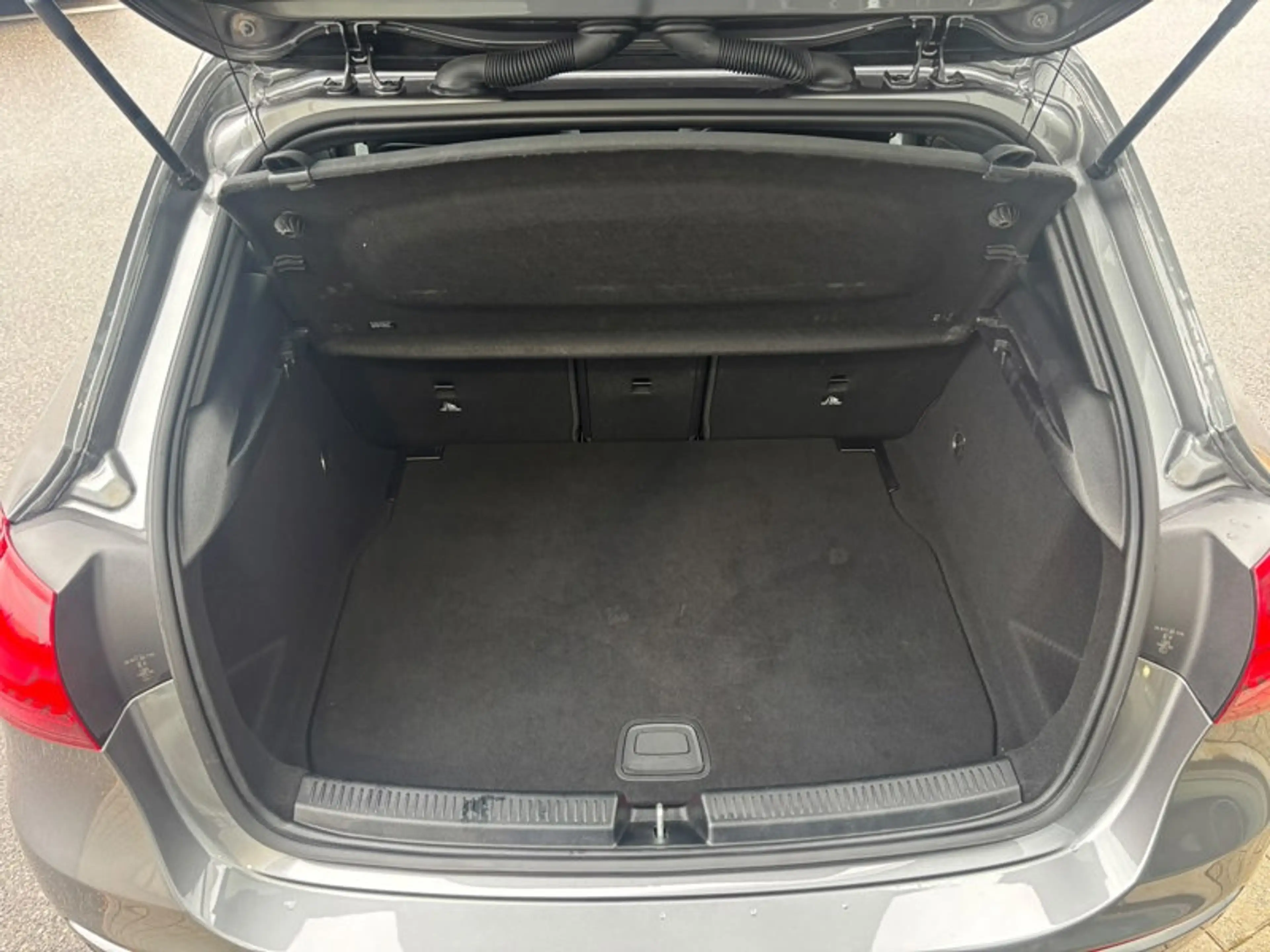 Mercedes-Benz A 180 Luxury Line — photo 8