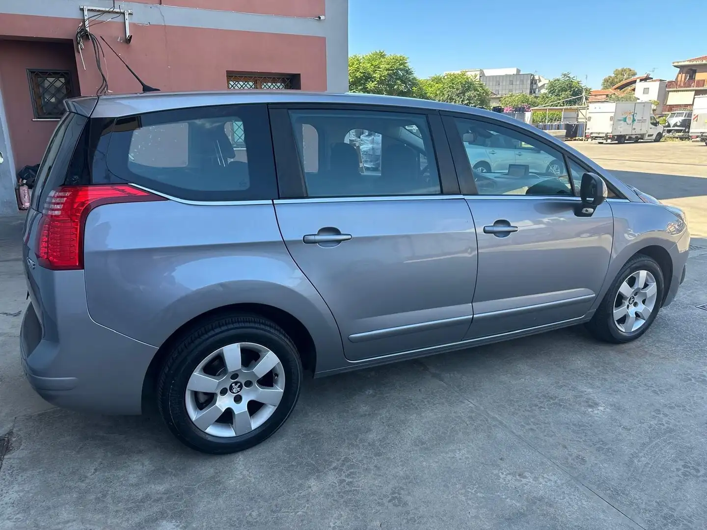 Peugeot 5008 1.6 HDi 115CV Business Gris - 2