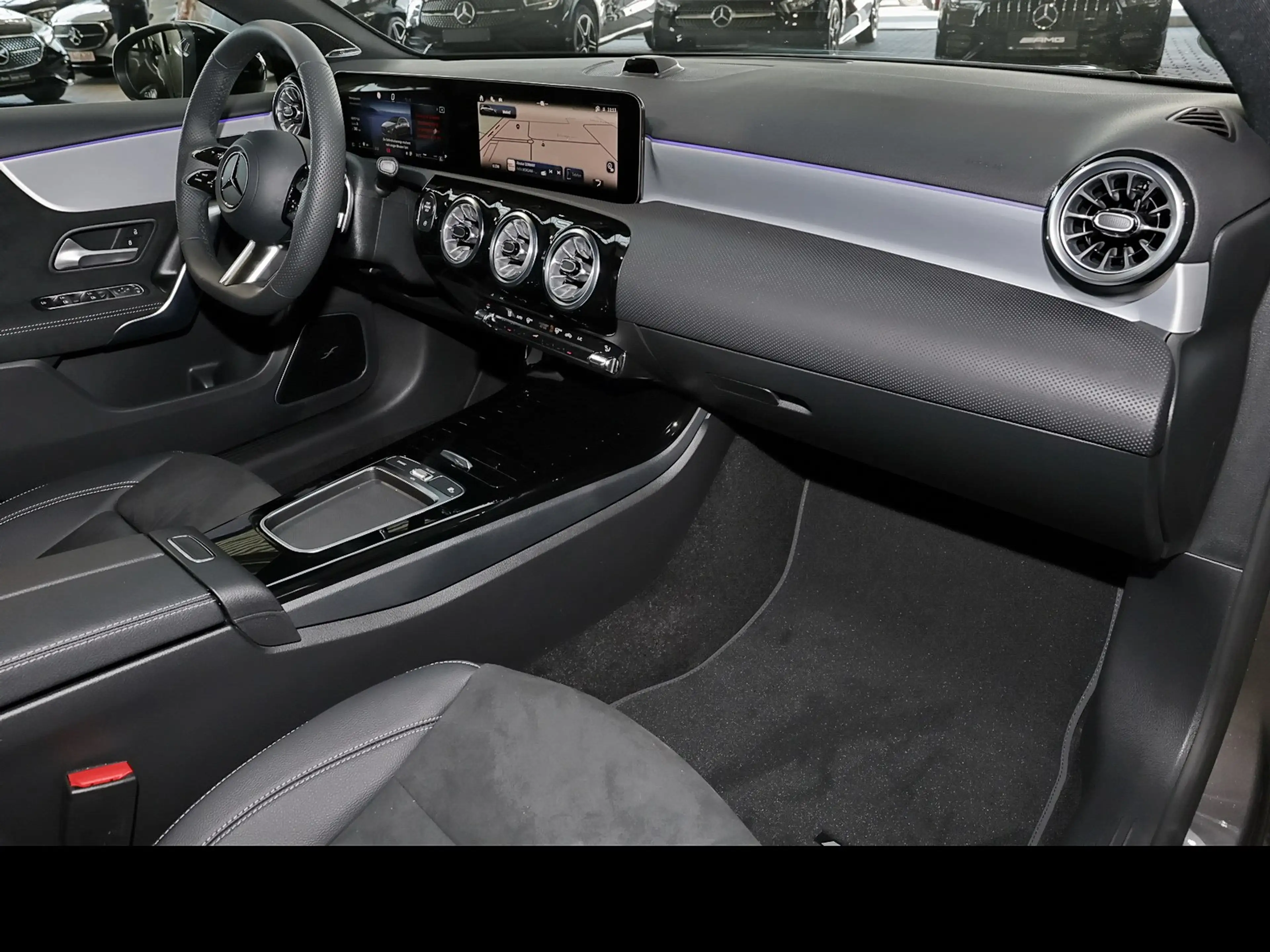 Mercedes-Benz A 220 4M AMG MBUX+RüKam+M-LED+Pano+Burmester+19 — photo 8
