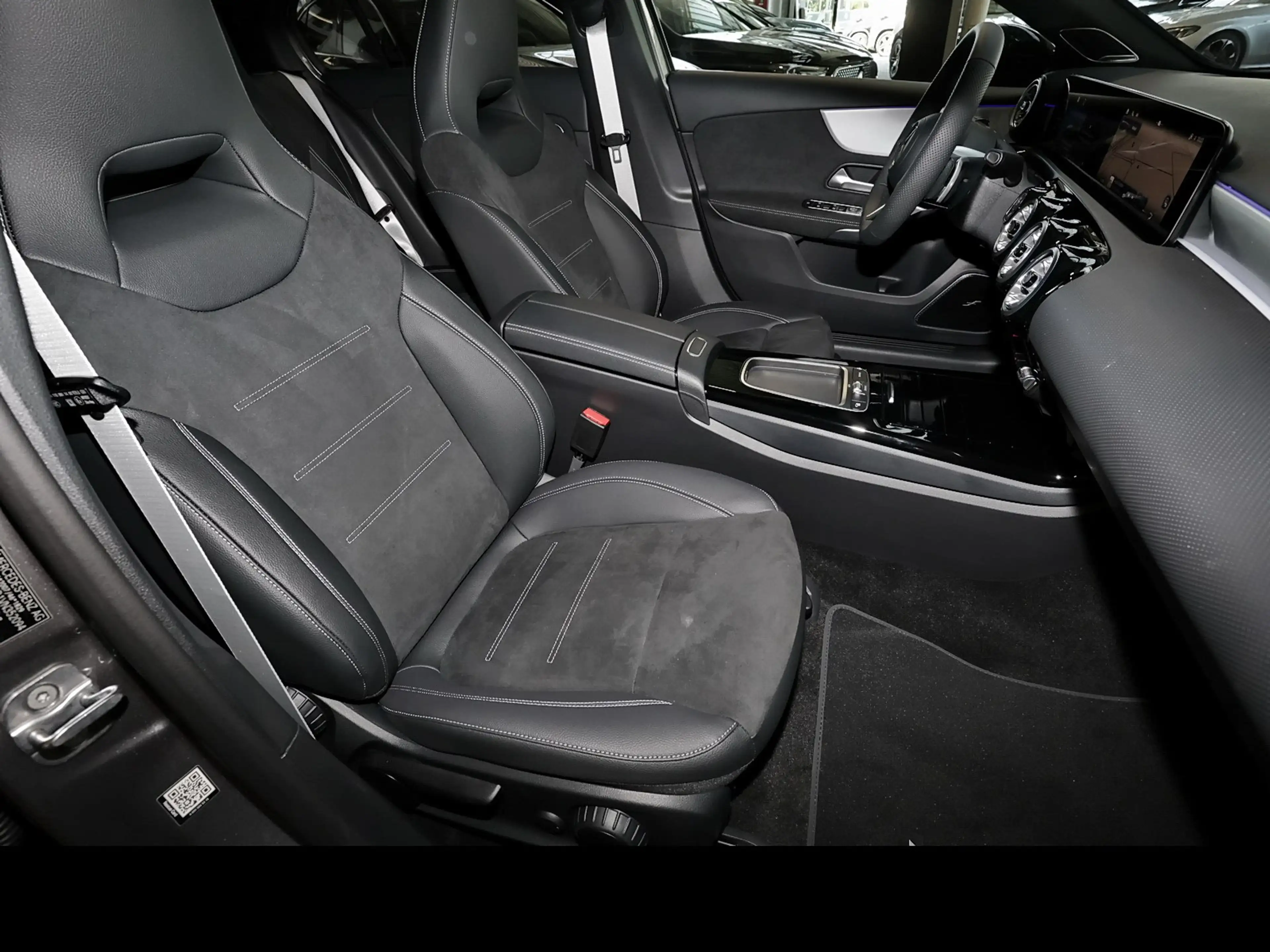 Mercedes-Benz A 220 4M AMG MBUX+RüKam+M-LED+Pano+Burmester+19 — photo 4