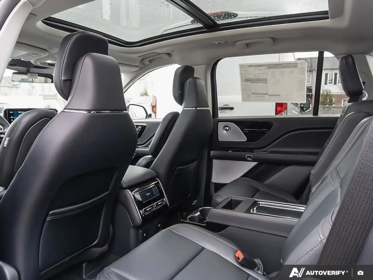 Lincoln Aviator снимка Lincoln Aviator