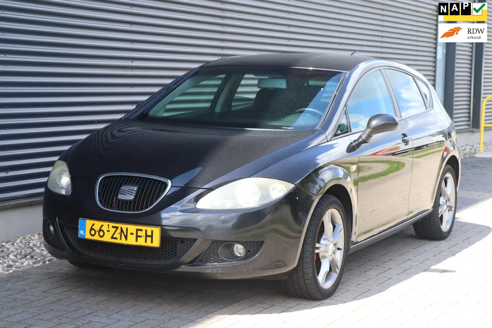 SEAT Leon 1.6 Businessline | PDC | Airco | NW APK Zwart - 1