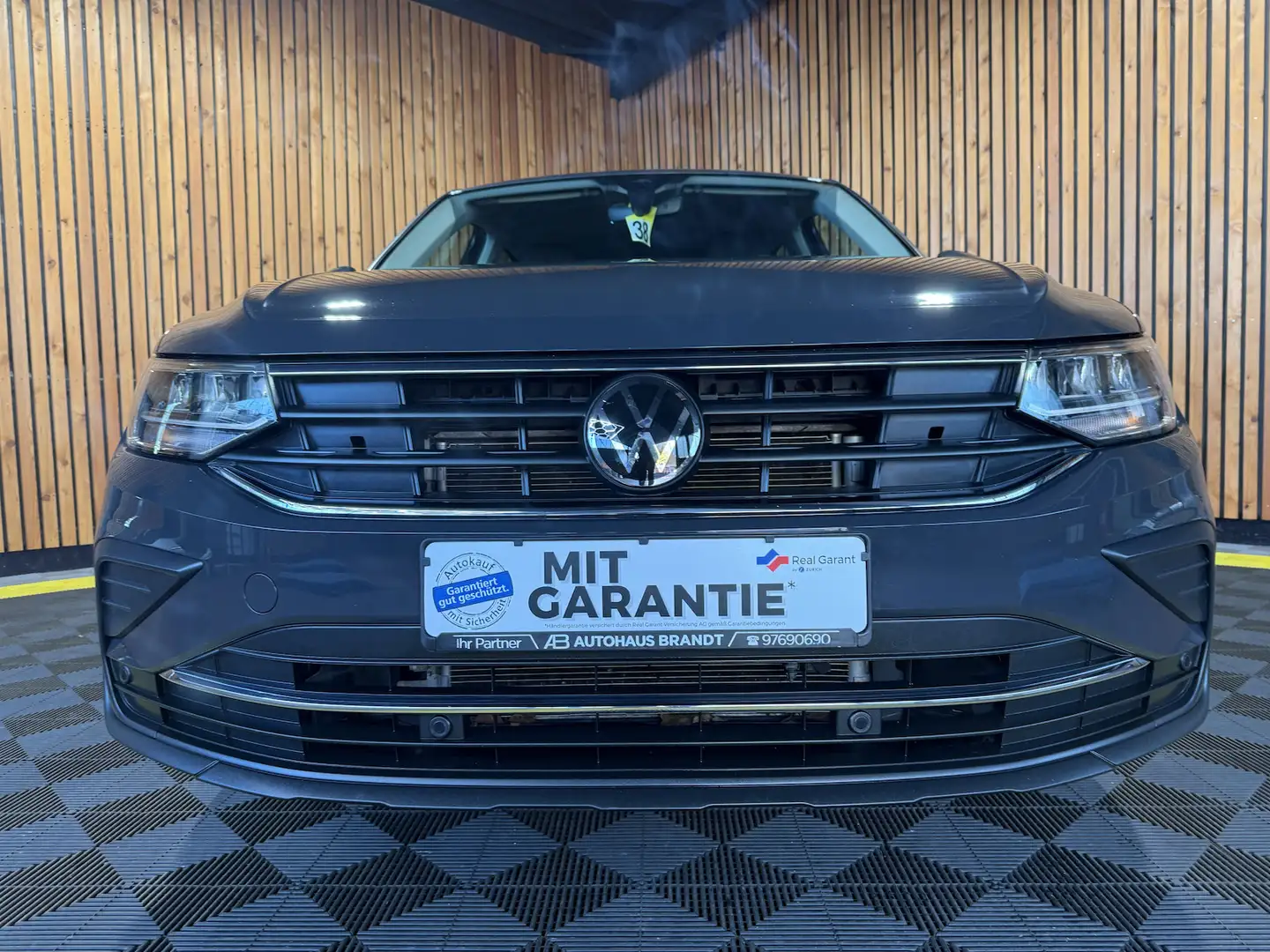 Volkswagen Tiguan 2,0 TDI 4Motion DSG *Navi*ACC*Kam*LED*AHK Grau - 2