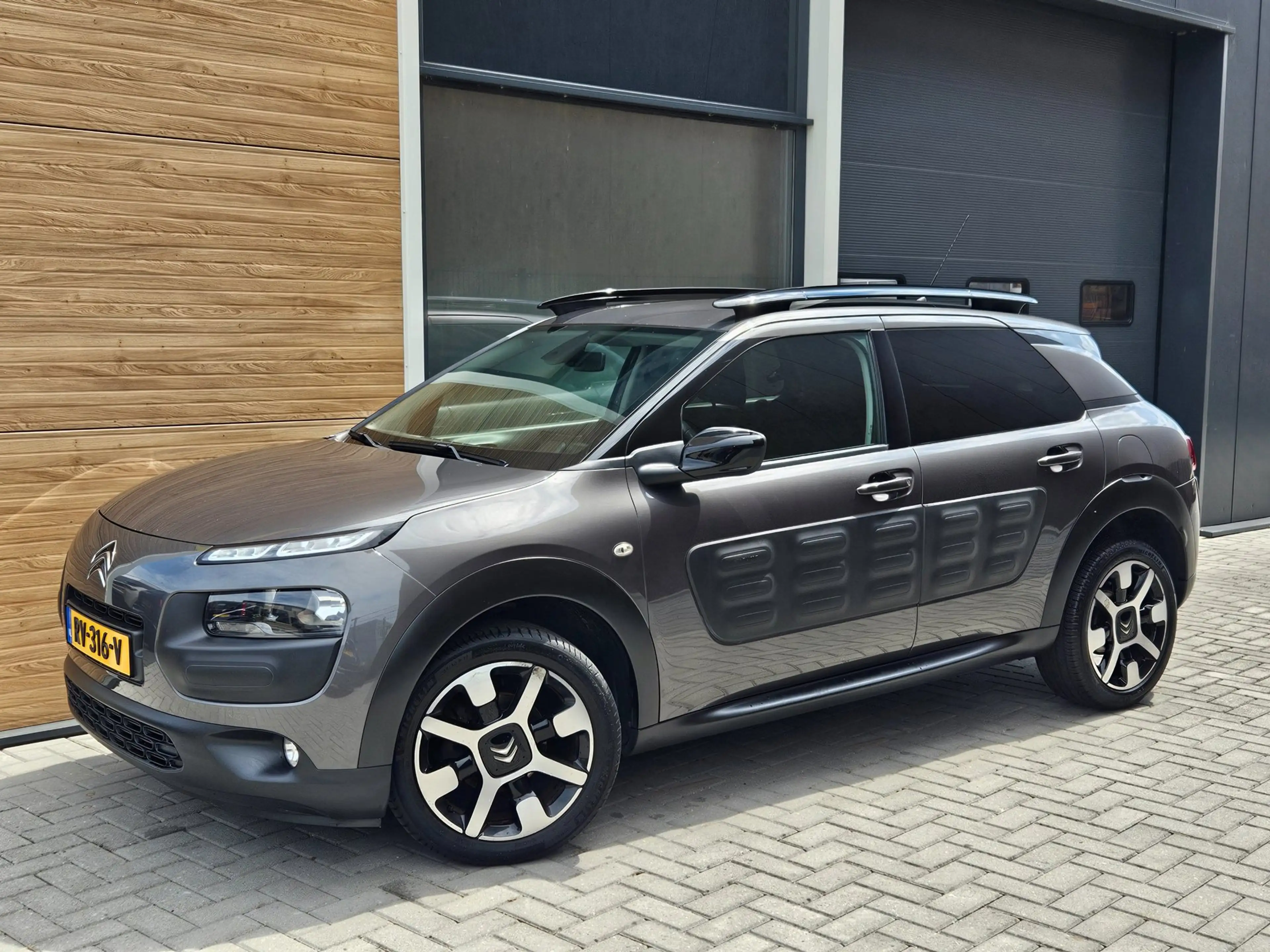 Citroen C4 Cactus 1.2 PureTech Shine Camera Navi 17"