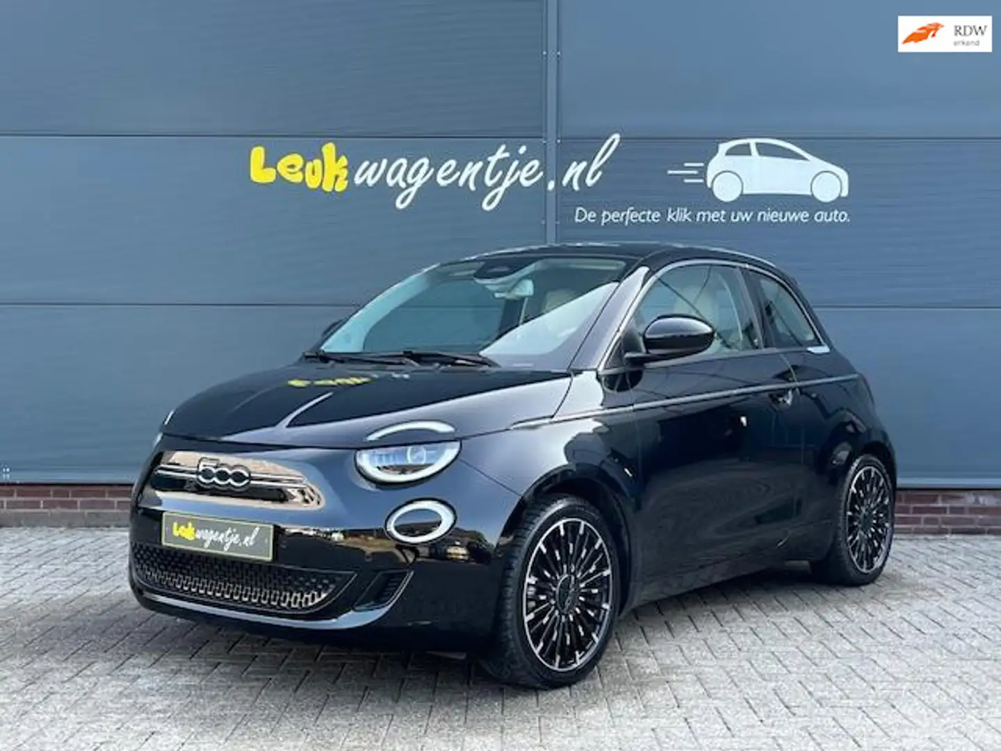 Fiat 500 La Prima 42 kWh *panorama *p-camera *carplay *17” Zwart - 1