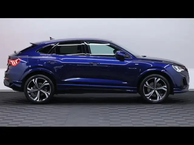 Audi Q3 view 4