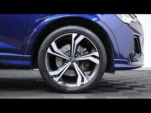 Audi Q3 view 11