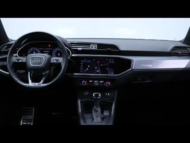 Audi Q3 view 16